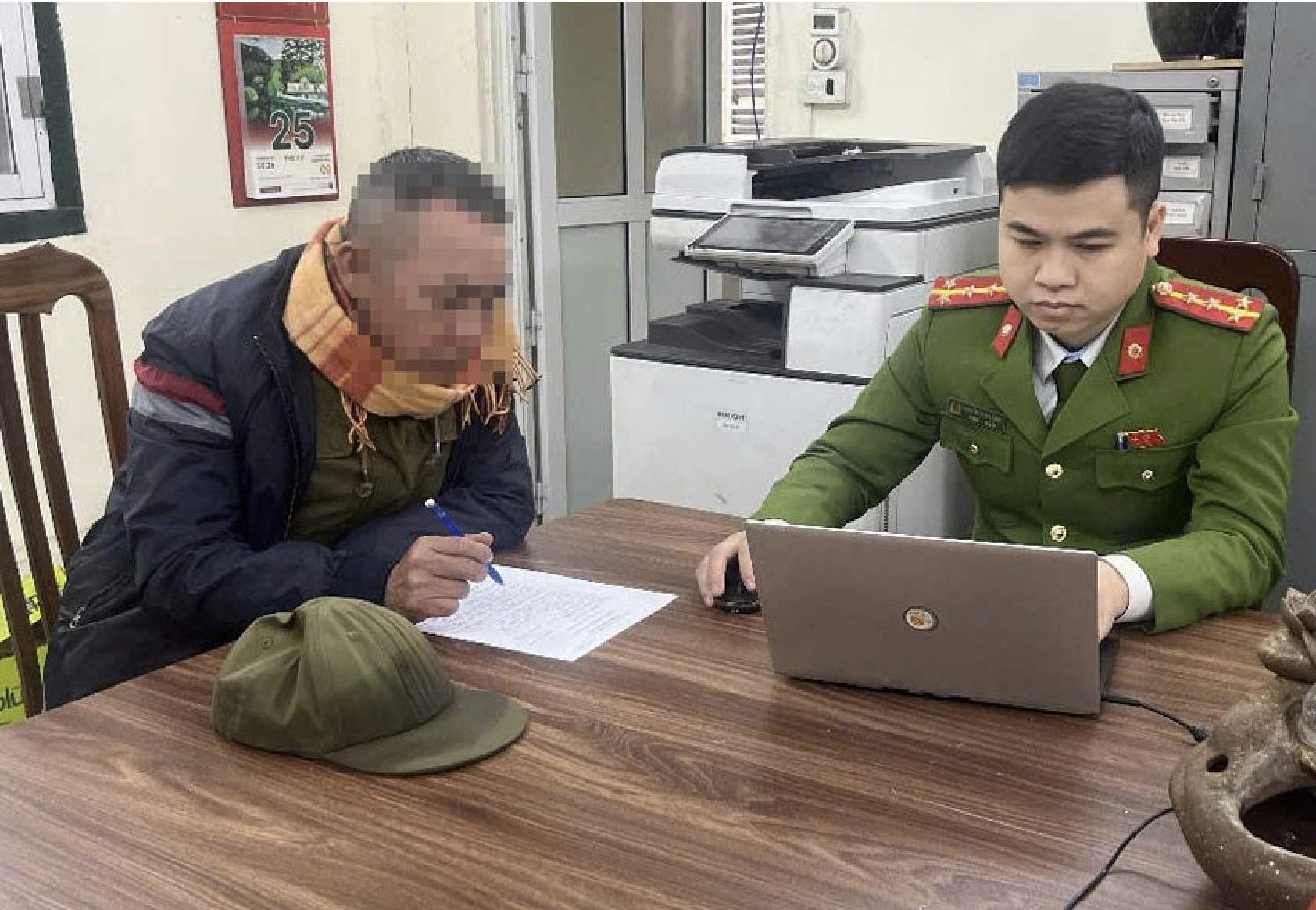 Xử lý tài xế xe ôm chặt chém du khách Mỹ tại Hà Nội 2026 - Ảnh 1.