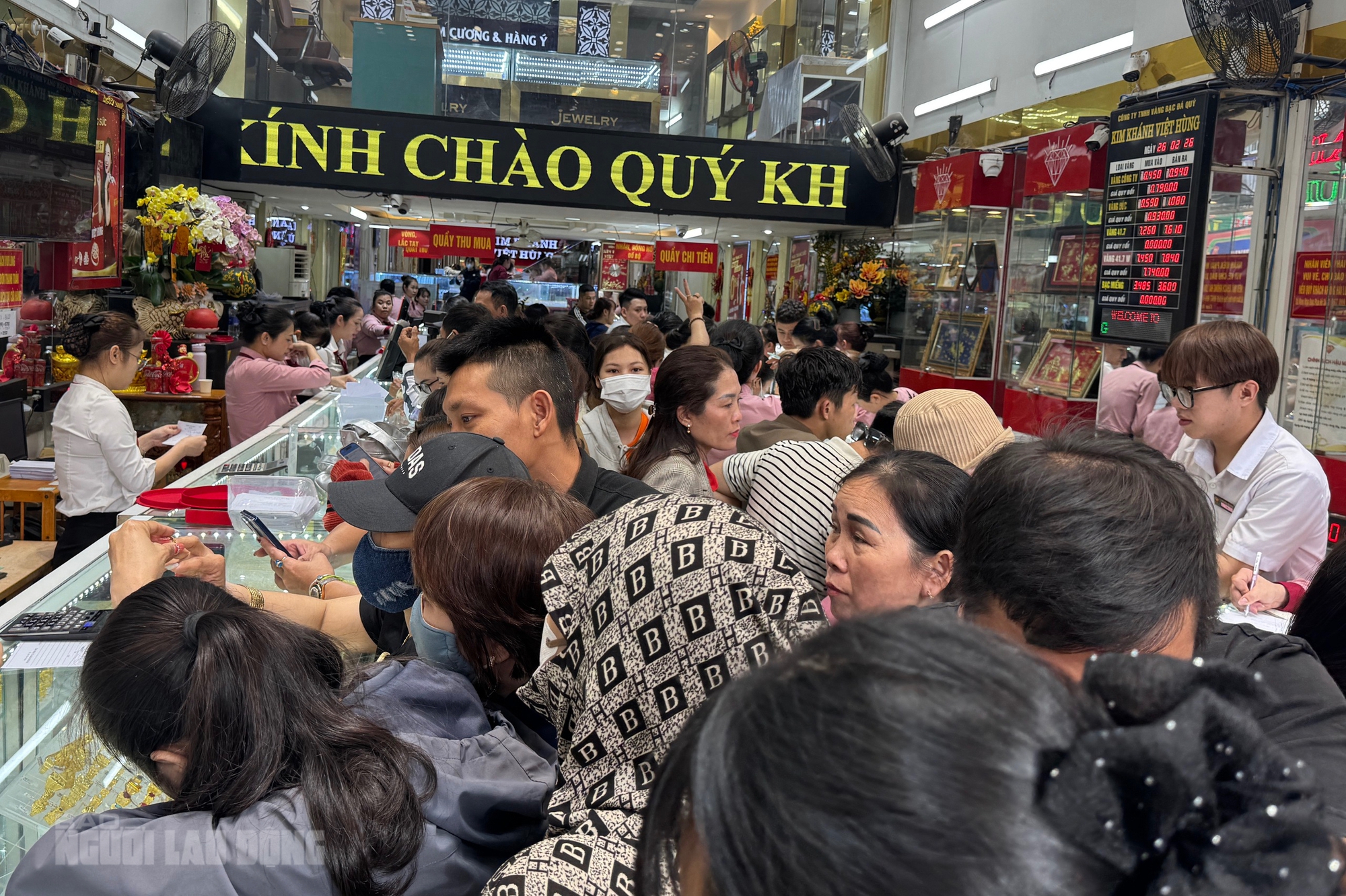 Tiệm vàng ở Đà Nẵng nhộn nhịp ngày vía Thần Tài 2026 với nhẫn nhỏ hút khách - Ảnh 1. Tiệm vàng ở Đà Nẵng nhộn nhịp ngày vía Thần Tài 2026 với nhẫn nhỏ hút khách - Ảnh 1.