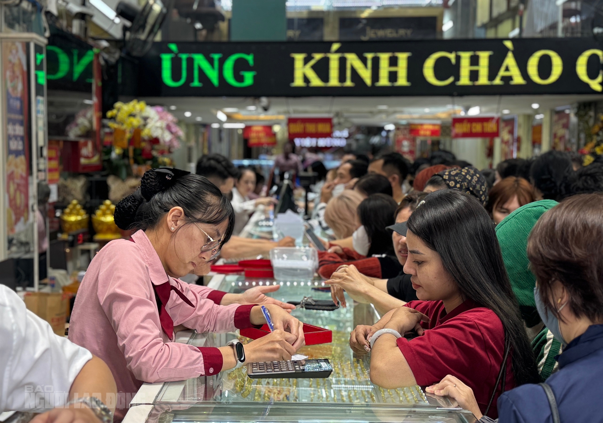 Tiệm vàng ở Đà Nẵng nhộn nhịp ngày vía Thần Tài 2026 với nhẫn nhỏ hút khách - Ảnh 2. Tiệm vàng ở Đà Nẵng nhộn nhịp ngày vía Thần Tài 2026 với nhẫn nhỏ hút khách - Ảnh 2.