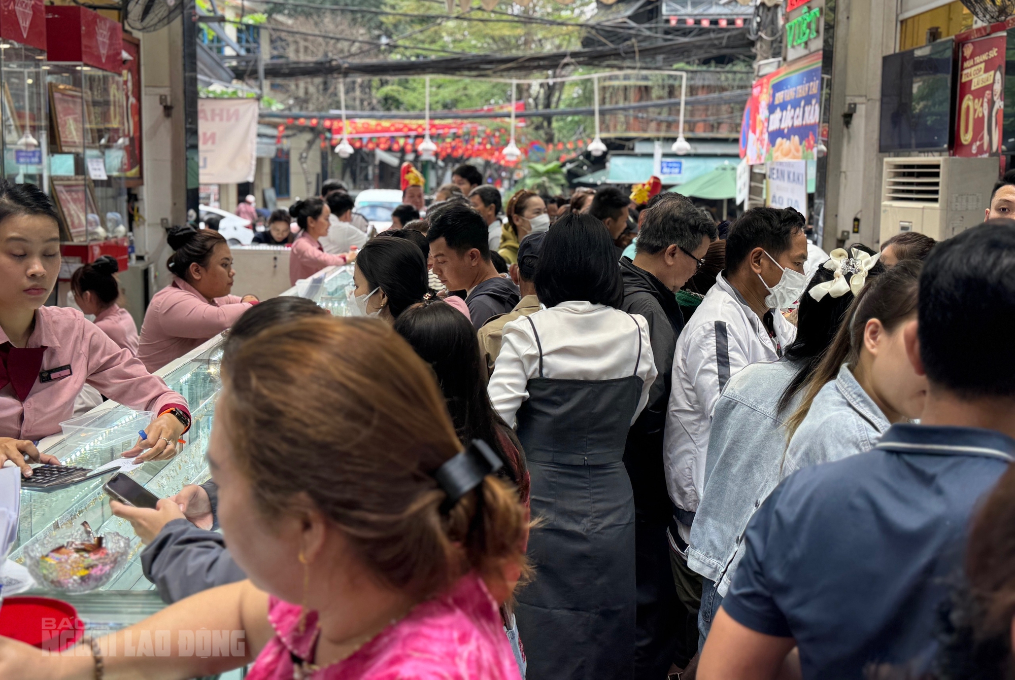 Tiệm vàng ở Đà Nẵng nhộn nhịp ngày vía Thần Tài 2026 với nhẫn nhỏ hút khách - Ảnh 3. Tiệm vàng ở Đà Nẵng nhộn nhịp ngày vía Thần Tài 2026 với nhẫn nhỏ hút khách - Ảnh 3.