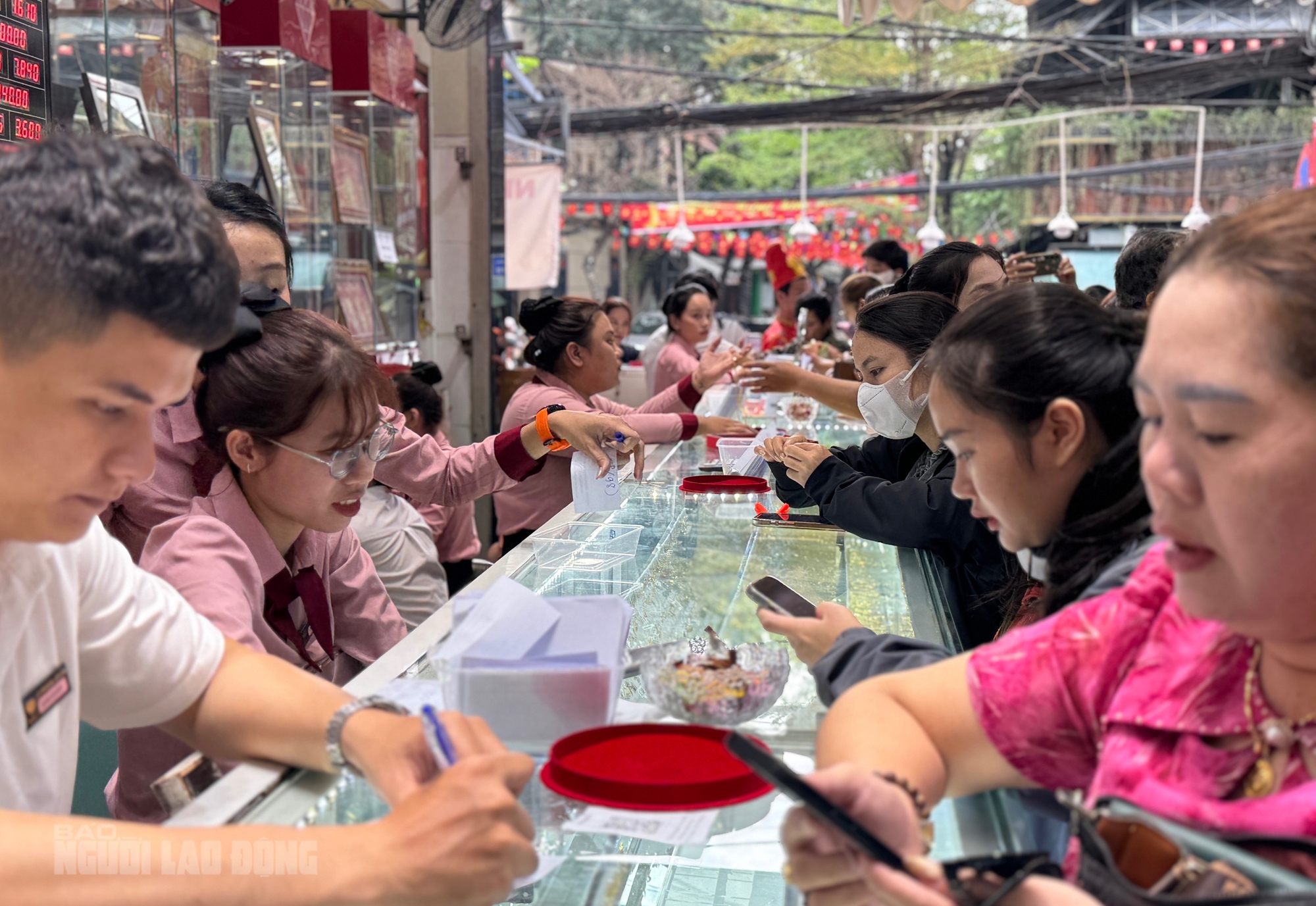 Tiệm vàng ở Đà Nẵng nhộn nhịp ngày vía Thần Tài 2026 với nhẫn nhỏ hút khách - Ảnh 4. Tiệm vàng ở Đà Nẵng nhộn nhịp ngày vía Thần Tài 2026 với nhẫn nhỏ hút khách - Ảnh 4.