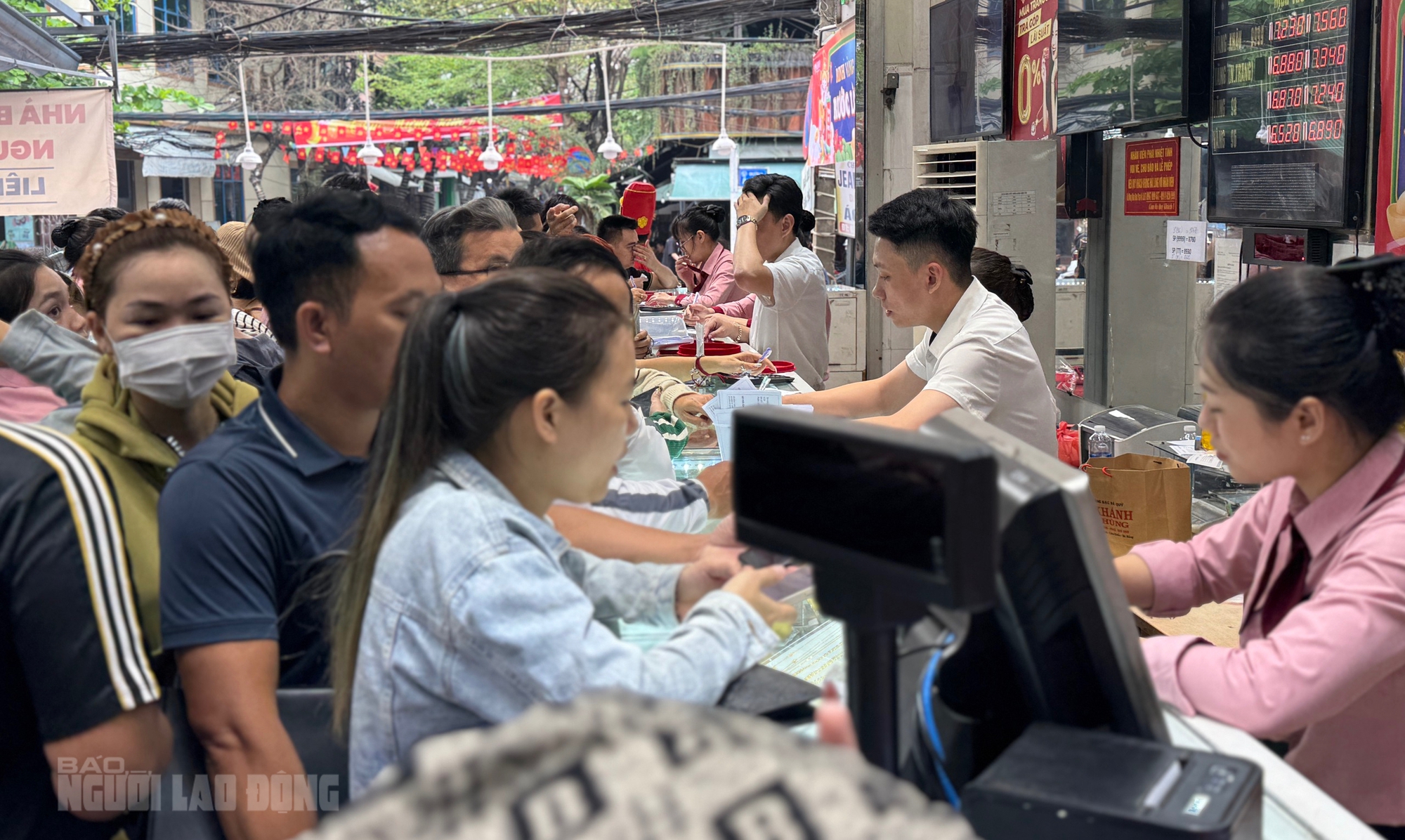 Tiệm vàng ở Đà Nẵng nhộn nhịp ngày vía Thần Tài 2026 với nhẫn nhỏ hút khách - Ảnh 5. Tiệm vàng ở Đà Nẵng nhộn nhịp ngày vía Thần Tài 2026 với nhẫn nhỏ hút khách - Ảnh 5.