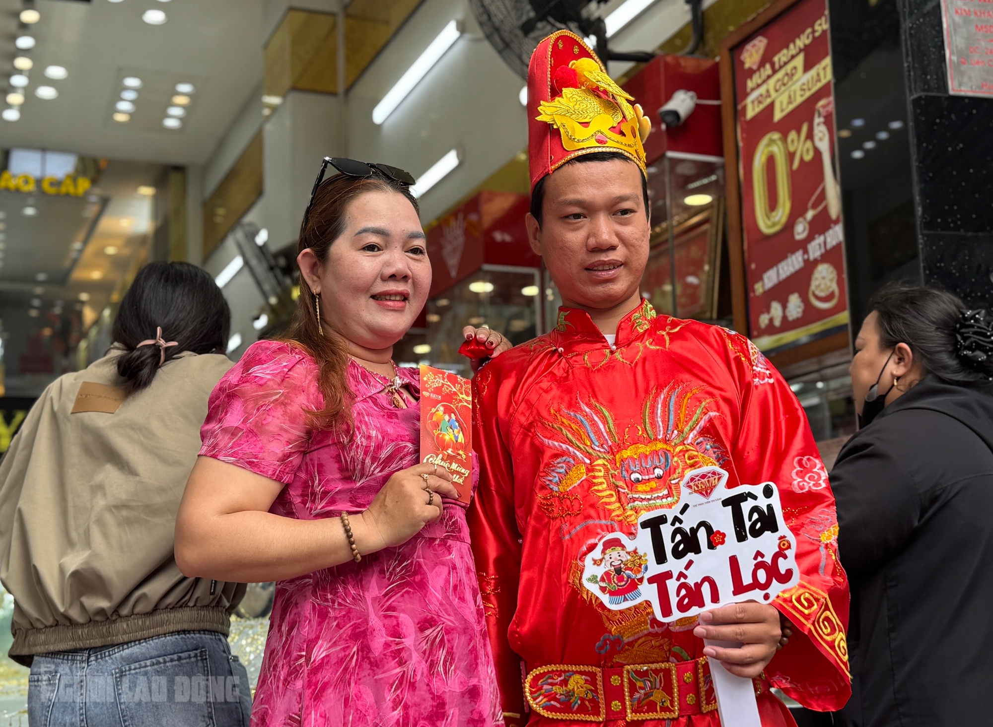 Tiệm vàng ở Đà Nẵng nhộn nhịp ngày vía Thần Tài 2026 với nhẫn nhỏ hút khách - Ảnh 6. Tiệm vàng ở Đà Nẵng nhộn nhịp ngày vía Thần Tài 2026 với nhẫn nhỏ hút khách - Ảnh 6.