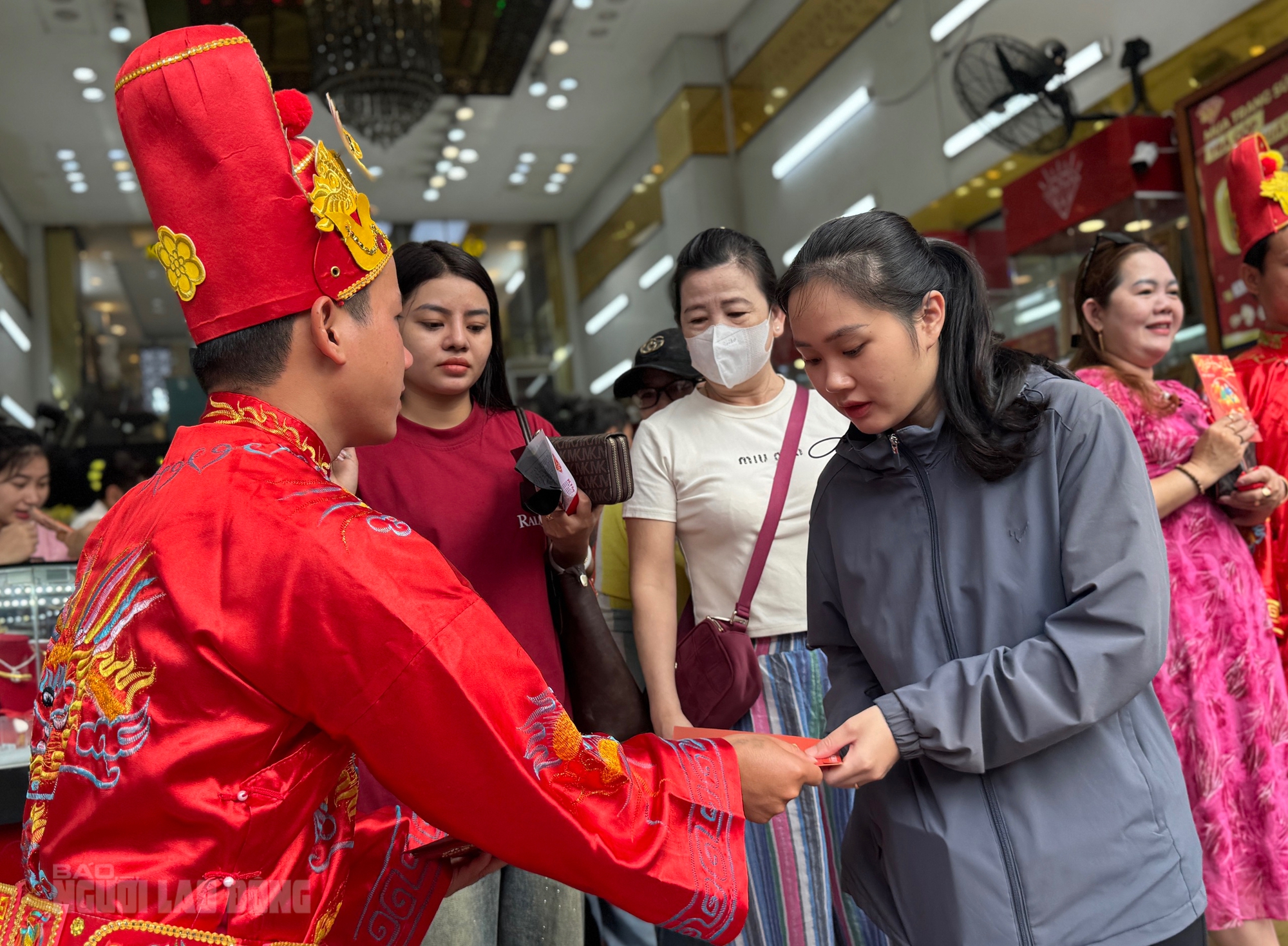 Tiệm vàng ở Đà Nẵng nhộn nhịp ngày vía Thần Tài 2026 với nhẫn nhỏ hút khách - Ảnh 7. Tiệm vàng ở Đà Nẵng nhộn nhịp ngày vía Thần Tài 2026 với nhẫn nhỏ hút khách - Ảnh 7.