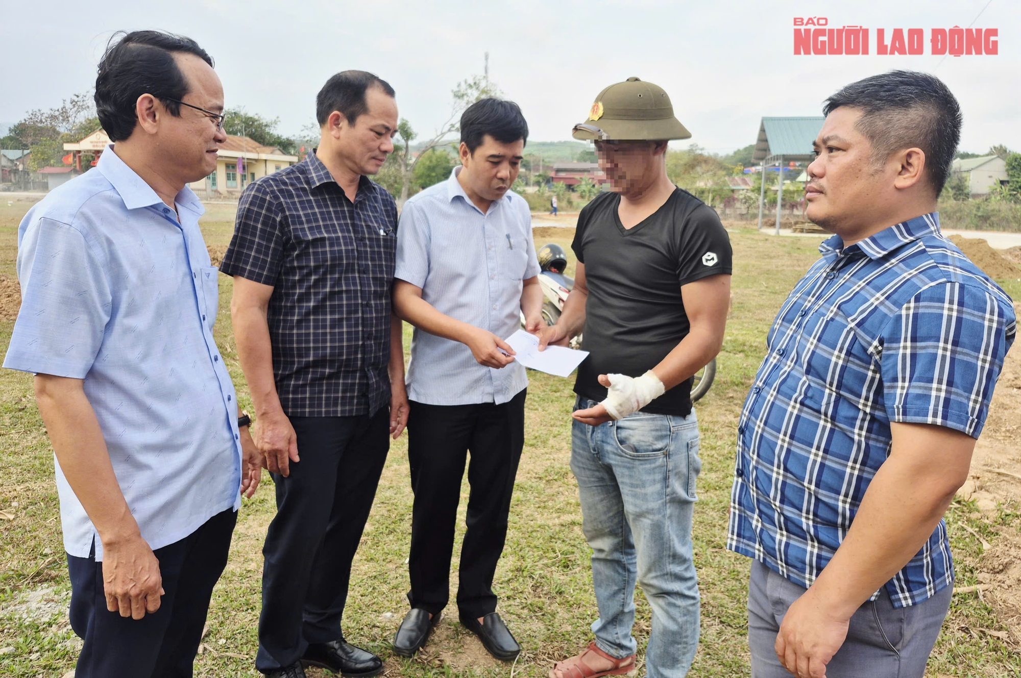 Vụ trâu húc 2 người bị thương: Trâu dữ đã "vượt biên" - Ảnh 1.