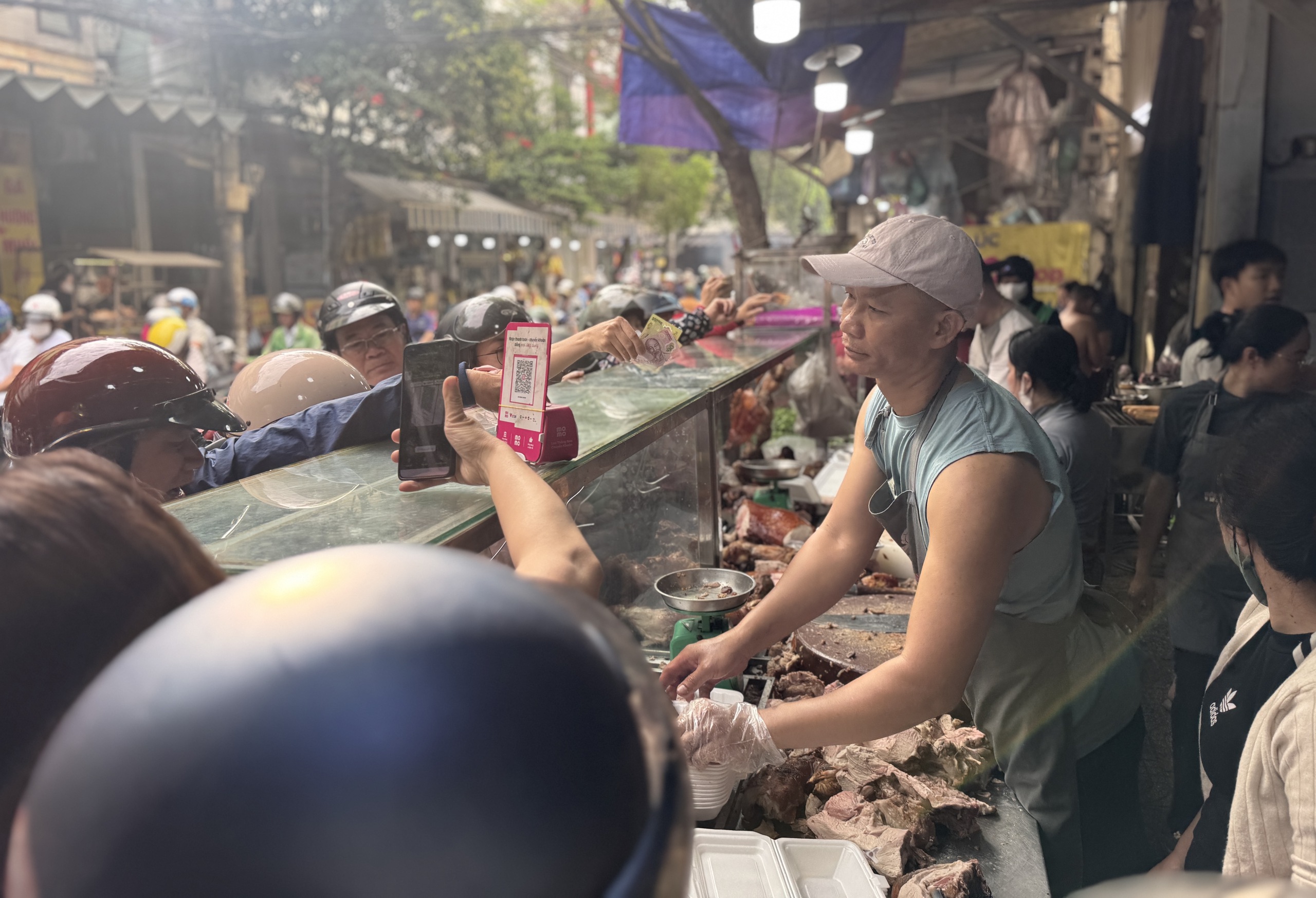 Tiệm vàng ở Đà Nẵng nhộn nhịp ngày vía Thần Tài 2026 với nhẫn nhỏ hút khách - Ảnh 9. Tiệm vàng ở Đà Nẵng nhộn nhịp ngày vía Thần Tài 2026 với nhẫn nhỏ hút khách - Ảnh 9.