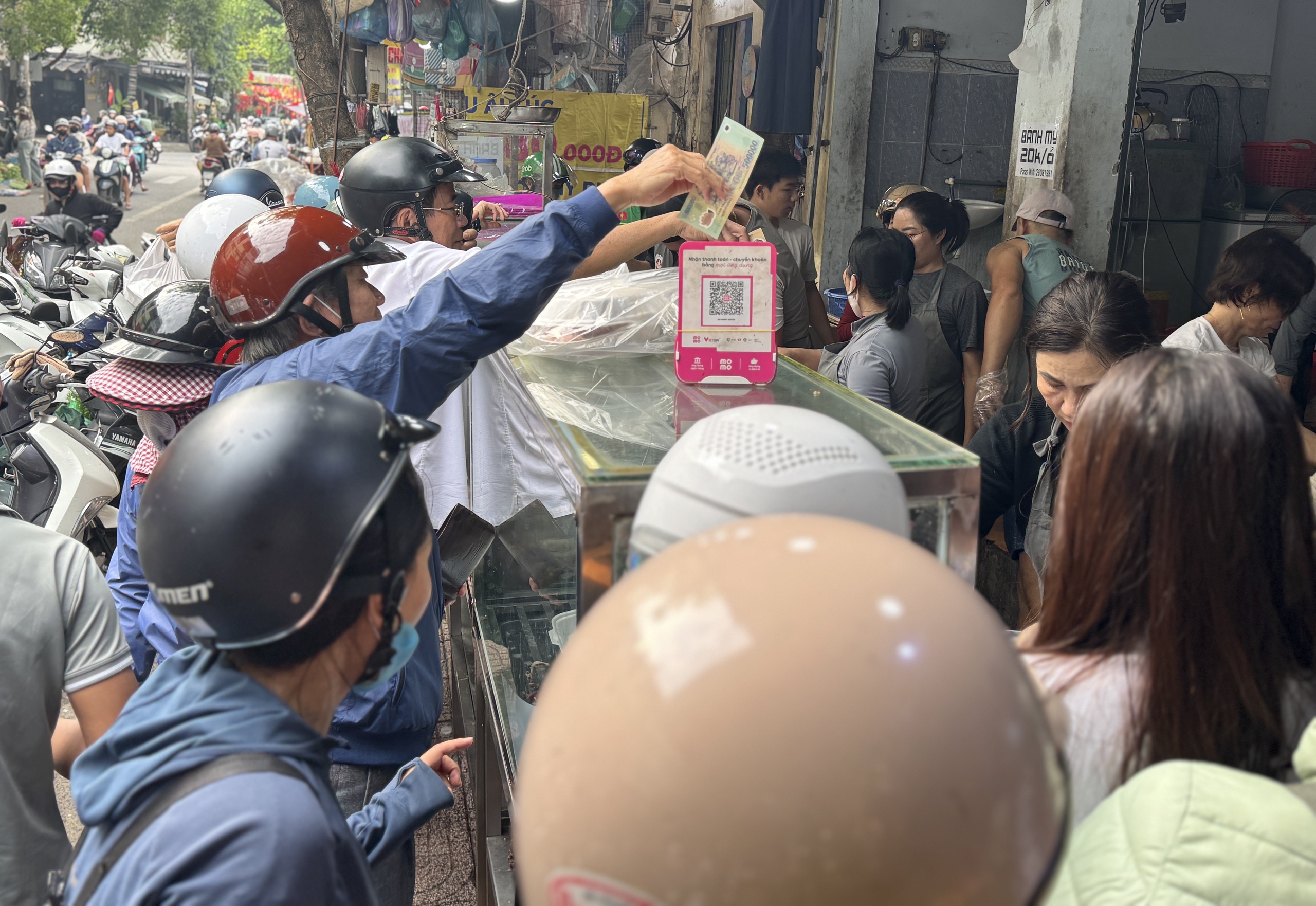 Tiệm vàng ở Đà Nẵng nhộn nhịp ngày vía Thần Tài 2026 với nhẫn nhỏ hút khách - Ảnh 8. Tiệm vàng ở Đà Nẵng nhộn nhịp ngày vía Thần Tài 2026 với nhẫn nhỏ hút khách - Ảnh 8.