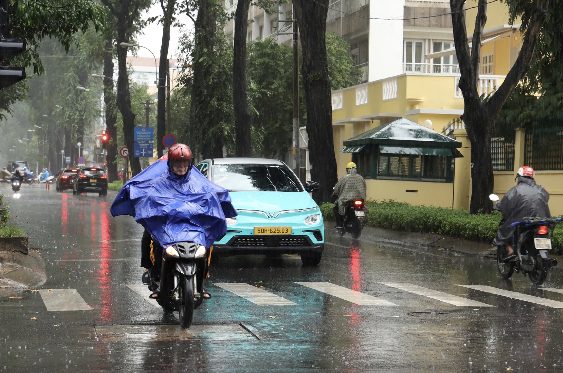 Vì sao TPHCM và Nam Bộ có mưa trái mùa sau Tết Nguyên đán? - Ảnh 1.