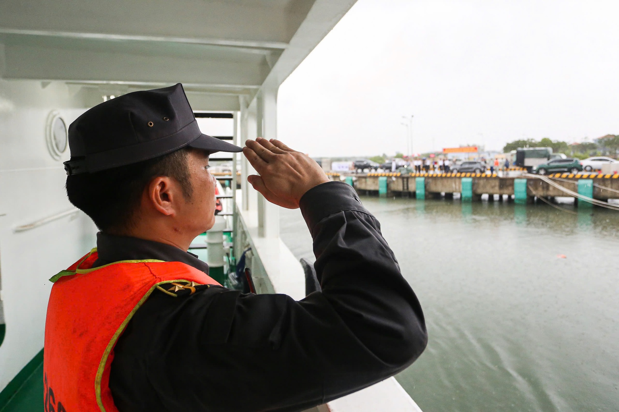 TPHCM: Tiễn c&aacute;c t&agrave;u l&ecirc;n đường thực hiện bầu cử sớm tr&ecirc;n biển - Ảnh 1.