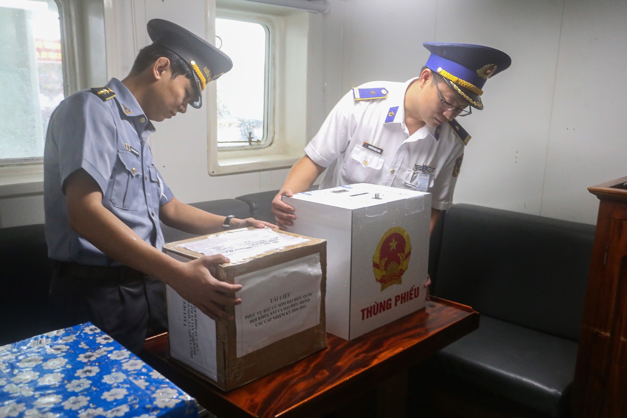 TPHCM: Tiễn c&aacute;c t&agrave;u l&ecirc;n đường thực hiện bầu cử sớm tr&ecirc;n biển - Ảnh 5.