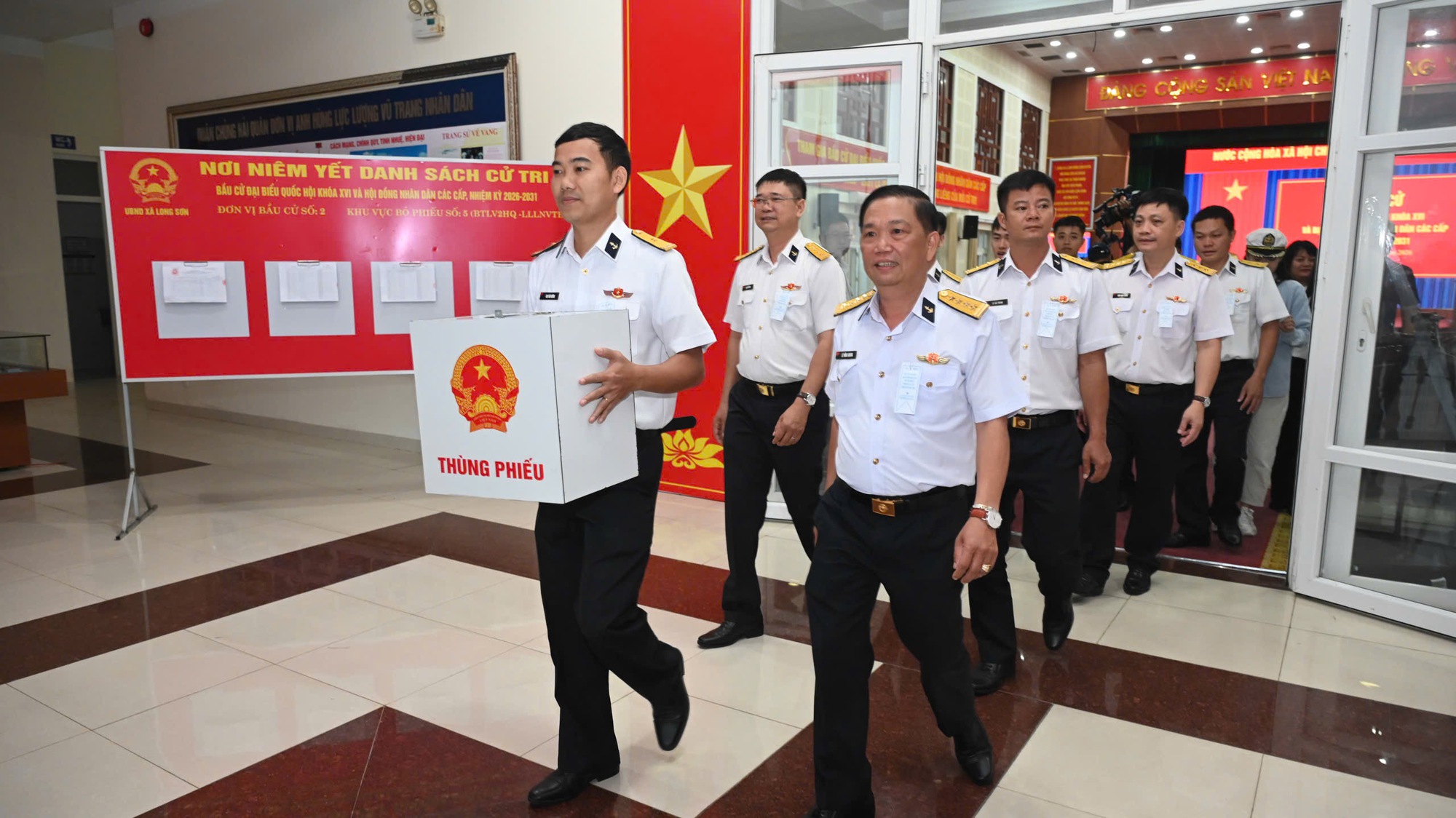 TPHCM: Tiễn c&aacute;c t&agrave;u l&ecirc;n đường thực hiện bầu cử sớm tr&ecirc;n biển - Ảnh 12.