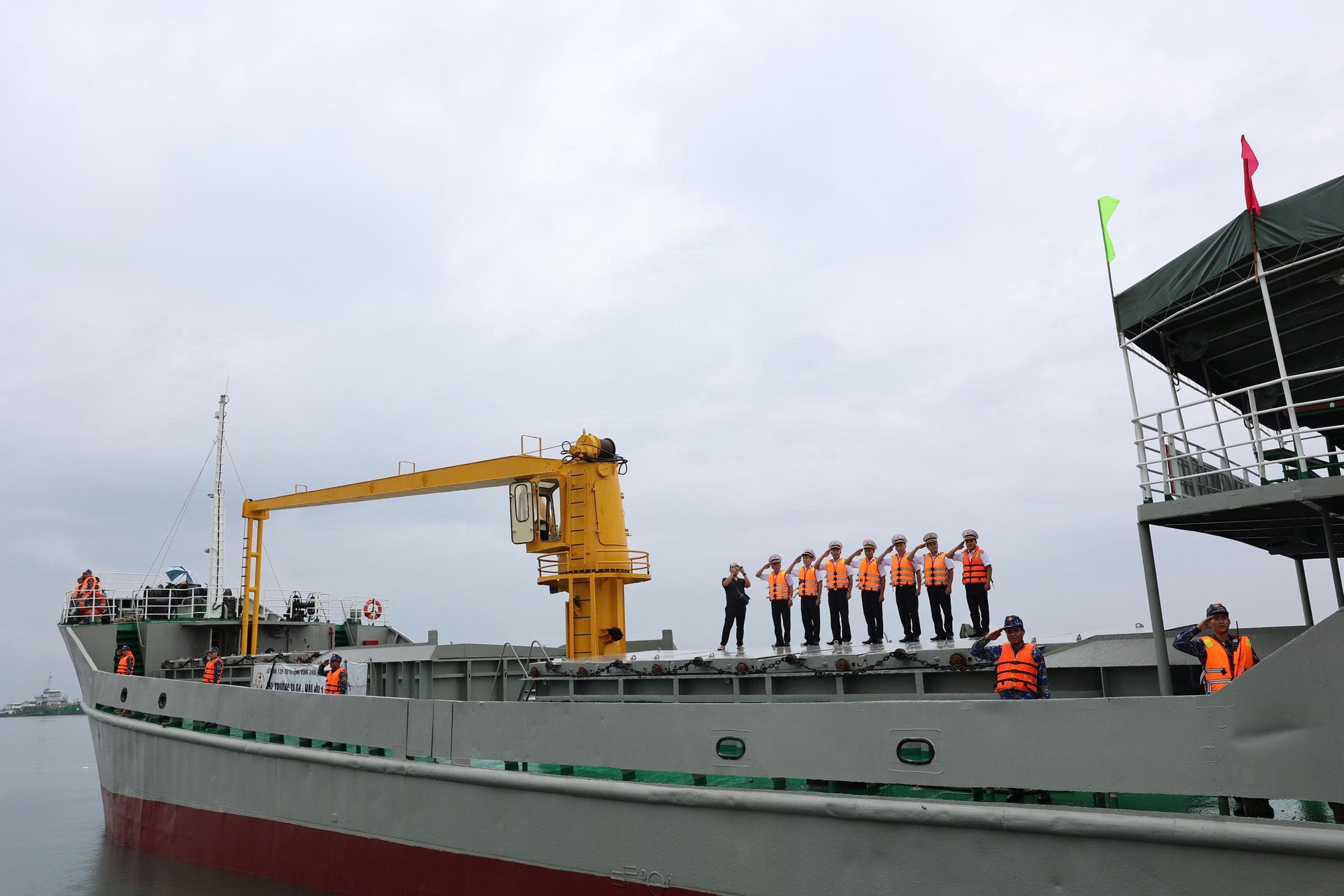 TPHCM: Tiễn c&aacute;c t&agrave;u l&ecirc;n đường thực hiện bầu cử sớm tr&ecirc;n biển - Ảnh 11.