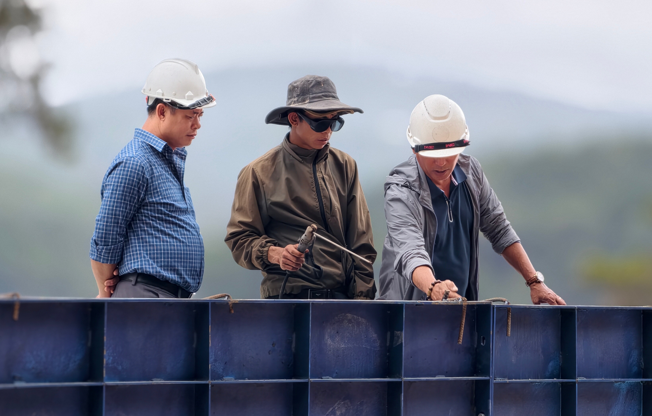 Hình hài cây cầu trên đèo Mimosa thay thế đoạn đường bị sạt lở cuối năm 2025 - Ảnh 8.