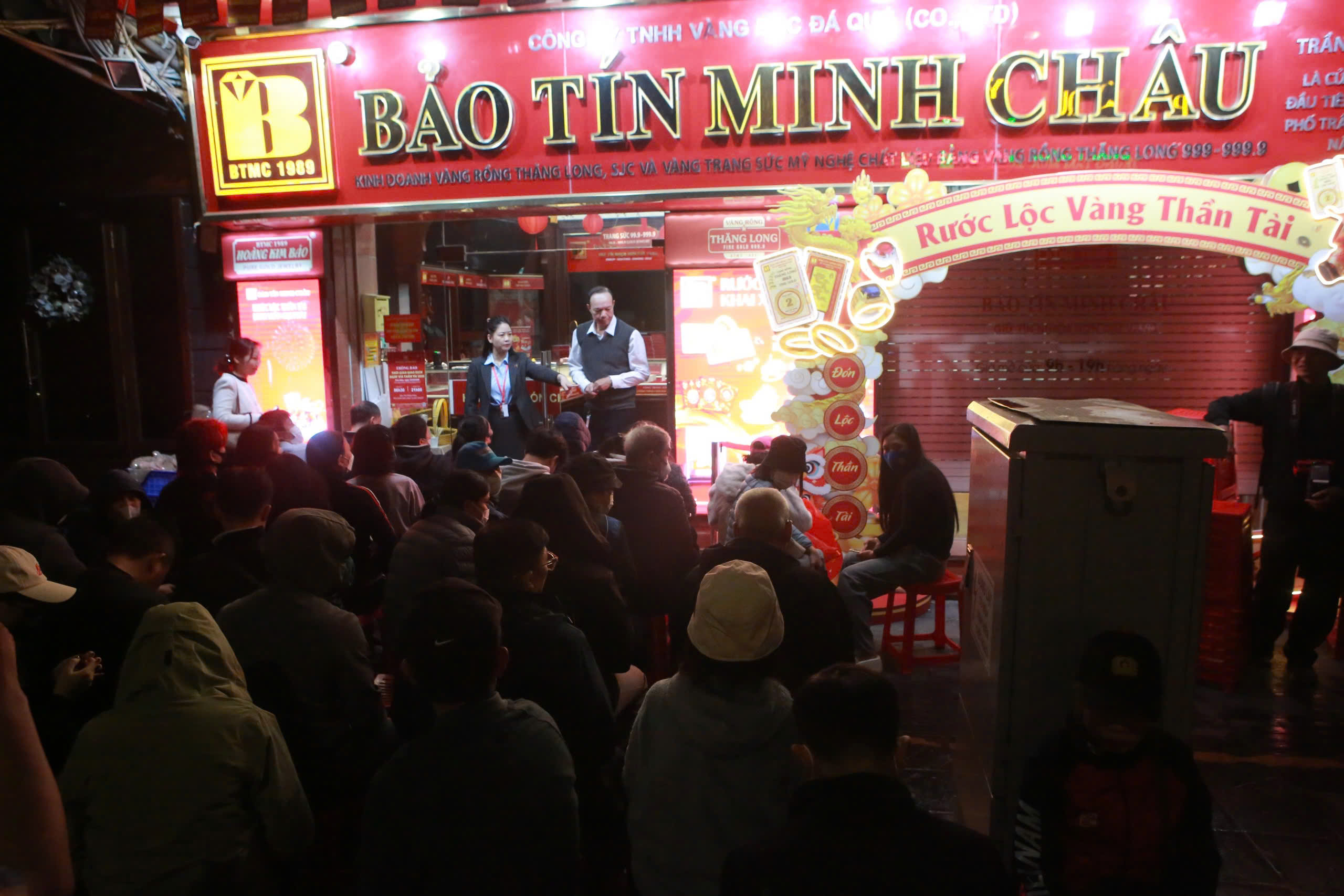 Giá vàng Thần Tài 2026 cao chót vót , cụ bà 80 tuổi vẫn quyết tâm mua vàng cầu may - Ảnh 1.