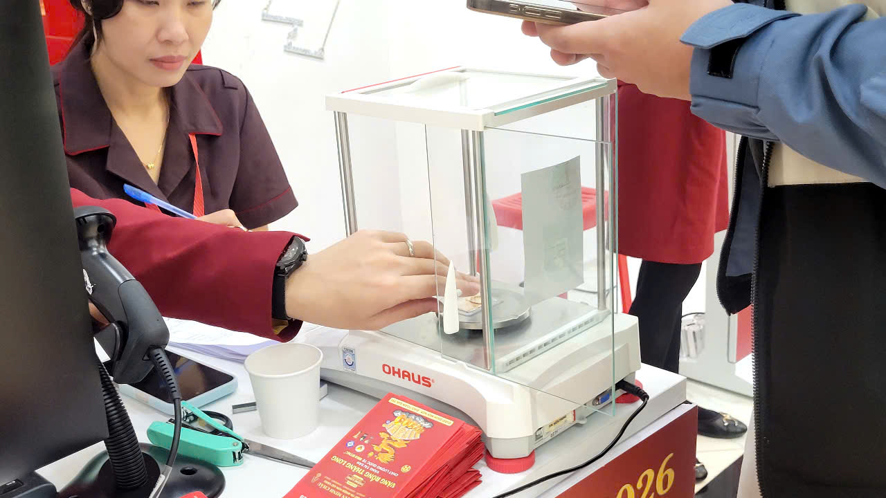Giá vàng Thần Tài 2026 cao chót vót , cụ bà 80 tuổi vẫn quyết tâm mua vàng cầu may - Ảnh 2.