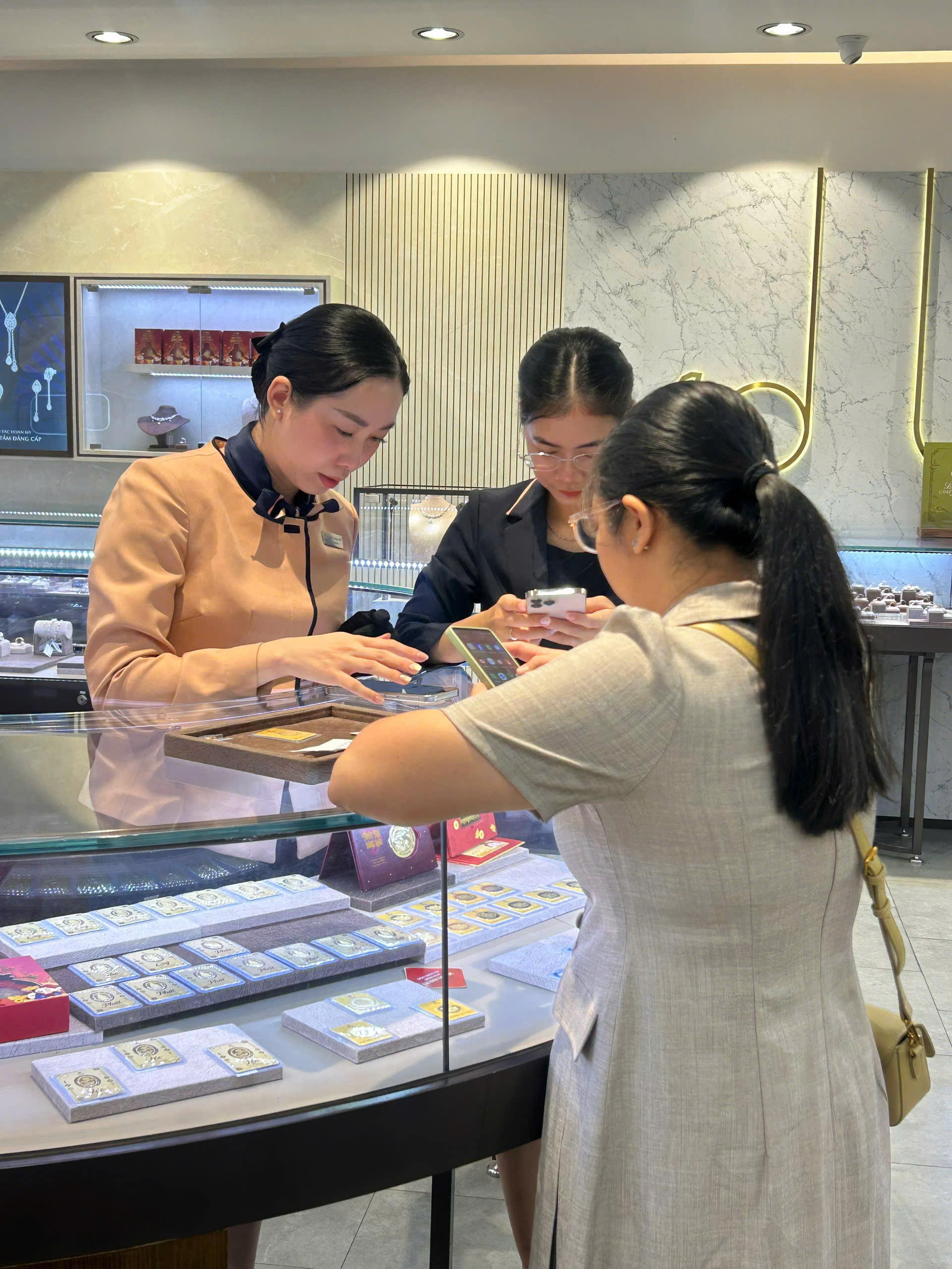 Diễn biến bất ngờ của gi&aacute; v&agrave;ng ng&agrave;y v&iacute;a Thần T&agrave;i 2026 - Ảnh 6.