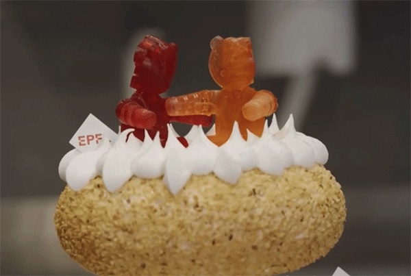  Bánh kem có gấu kẹo dẻo biết nhảy, pin ăn được - Ảnh 3.