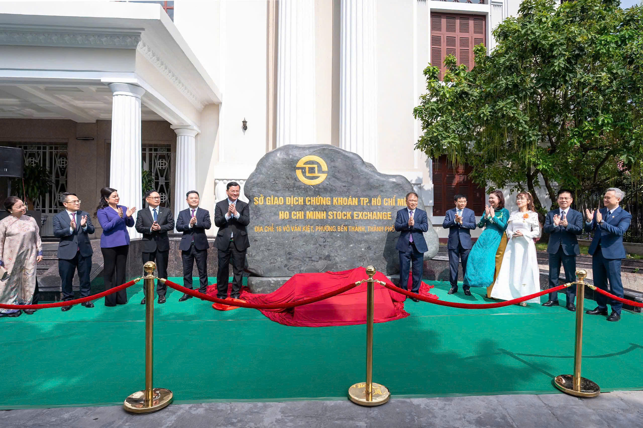 Tỉ phú Nguyễn Thị Phương Thảo xuất hiện tại lễ đánh cồng khai xuân chứng khoán - Ảnh 2.