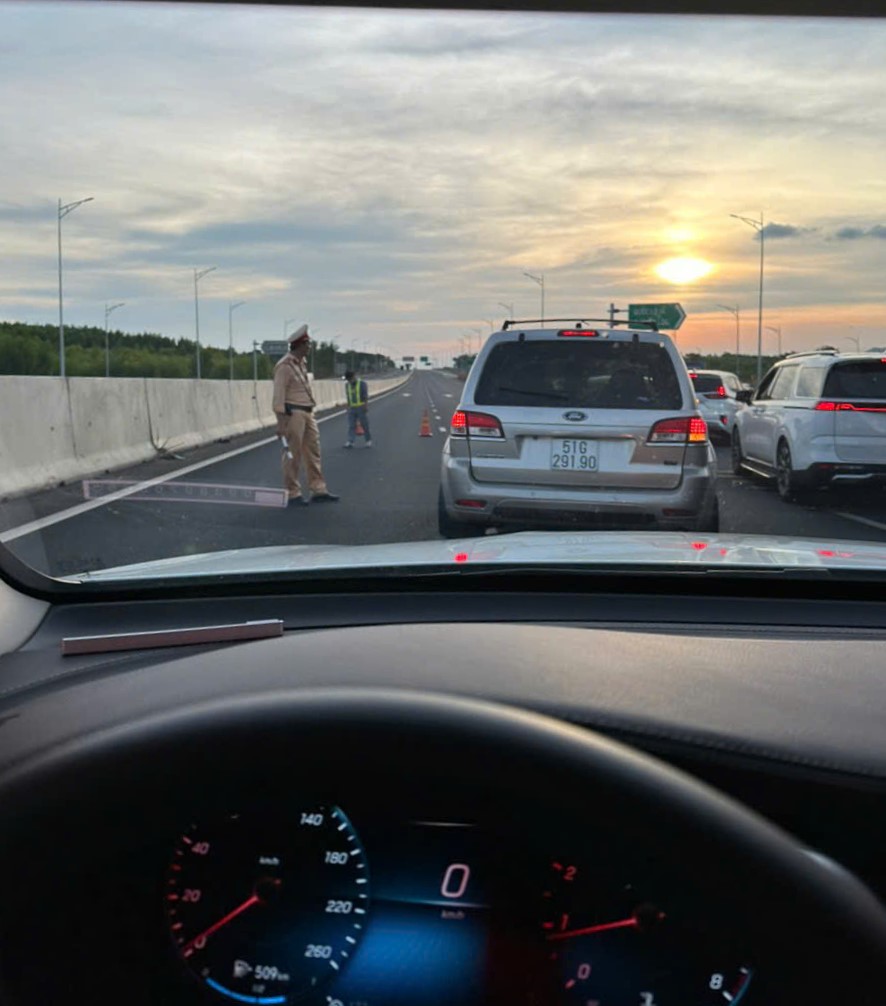 Làm gì để giảm ùn tắc giao thông? (*): Nhận diện "thủ phạm", hoàn thiện giải pháp - Ảnh 1.