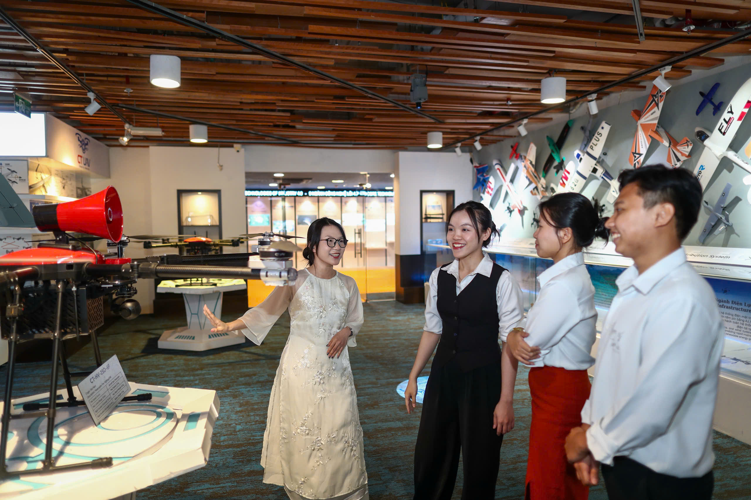 Báo Người Lao Động bắt tay Công ty CT UAV tiếp sức ngư dân bám biển - Ảnh 5.