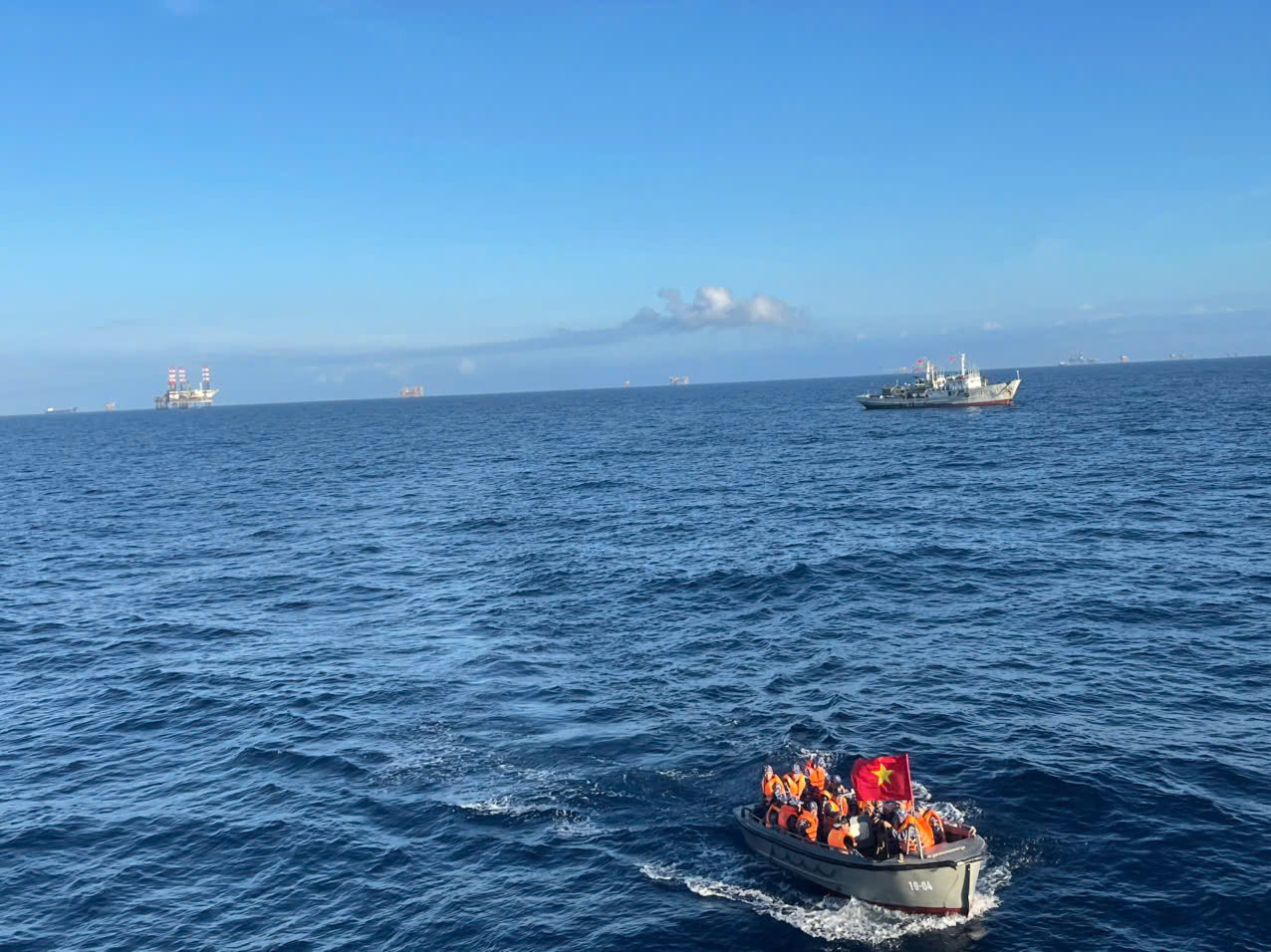 Những lá phiếu bầu cử đầu tiên giữa biển khơi năm 2026 - Ảnh 5. Những lá phiếu bầu cử đầu tiên giữa biển khơi năm 2026 - Ảnh 5.