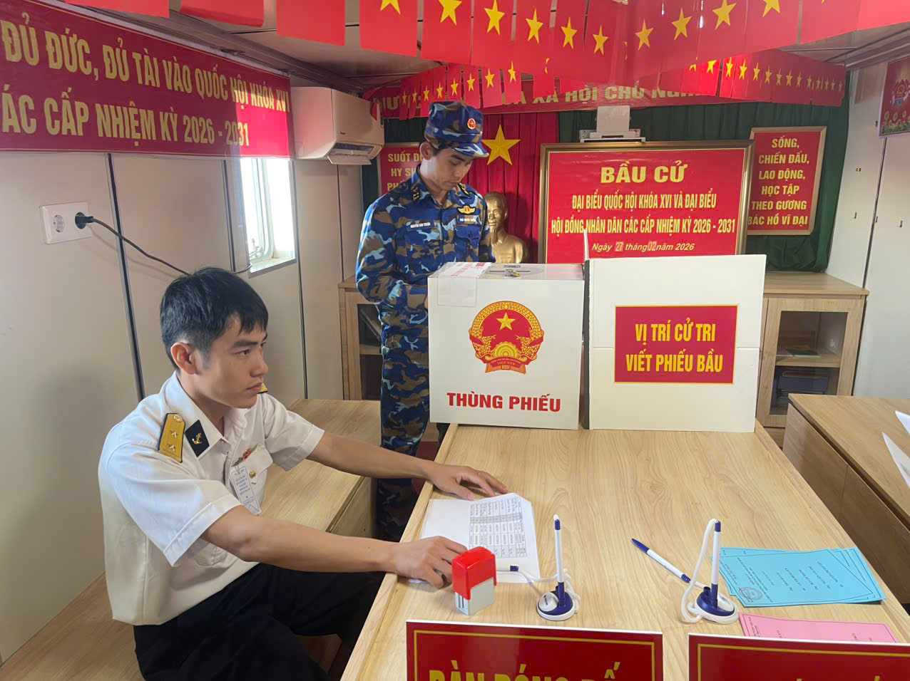 Những lá phiếu bầu cử đầu tiên giữa biển khơi năm 2026 - Ảnh 4. Những lá phiếu bầu cử đầu tiên giữa biển khơi năm 2026 - Ảnh 4.