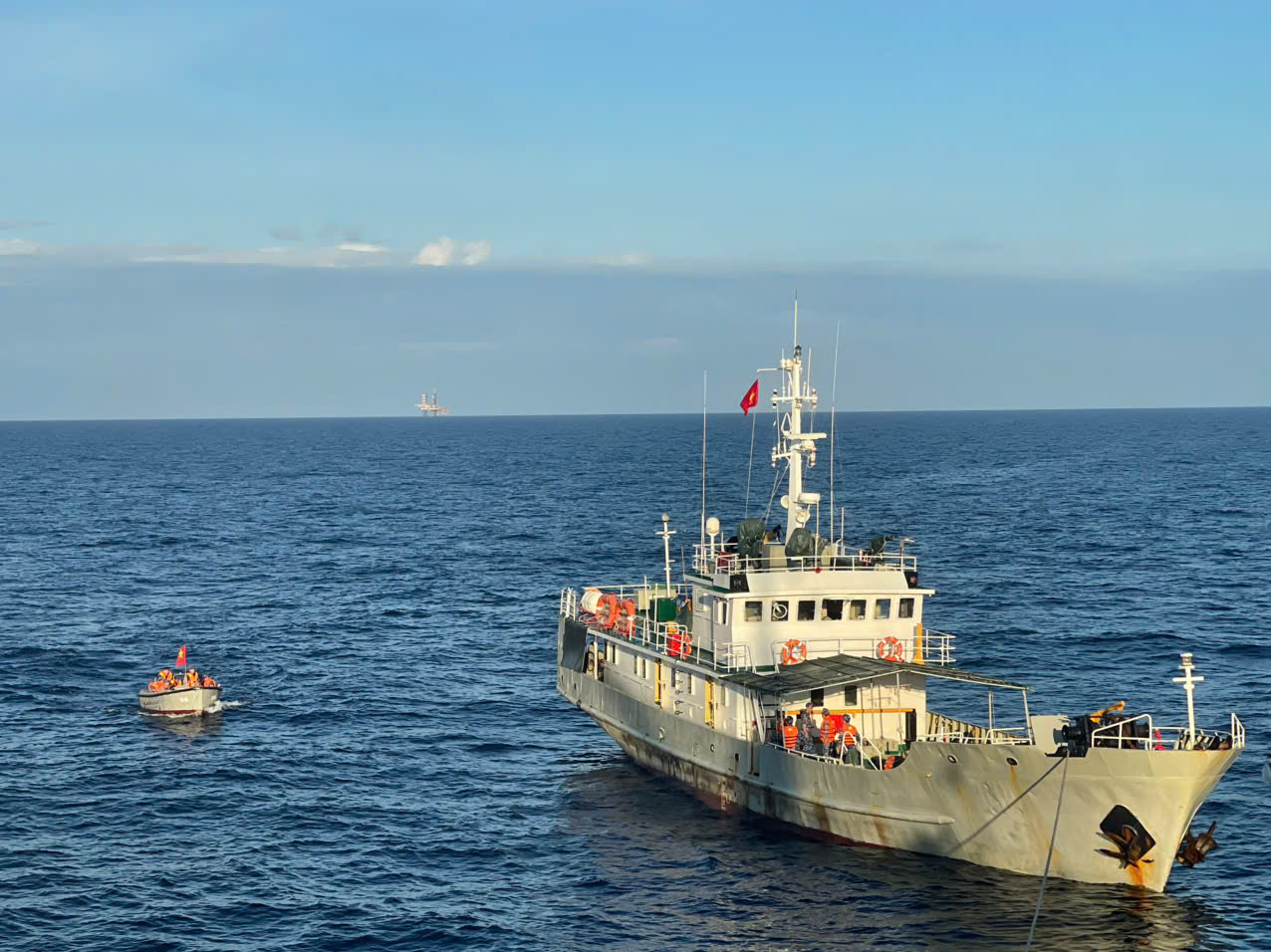 Những lá phiếu bầu cử đầu tiên giữa biển khơi năm 2026 - Ảnh 1. Những lá phiếu bầu cử đầu tiên giữa biển khơi năm 2026 - Ảnh 1.