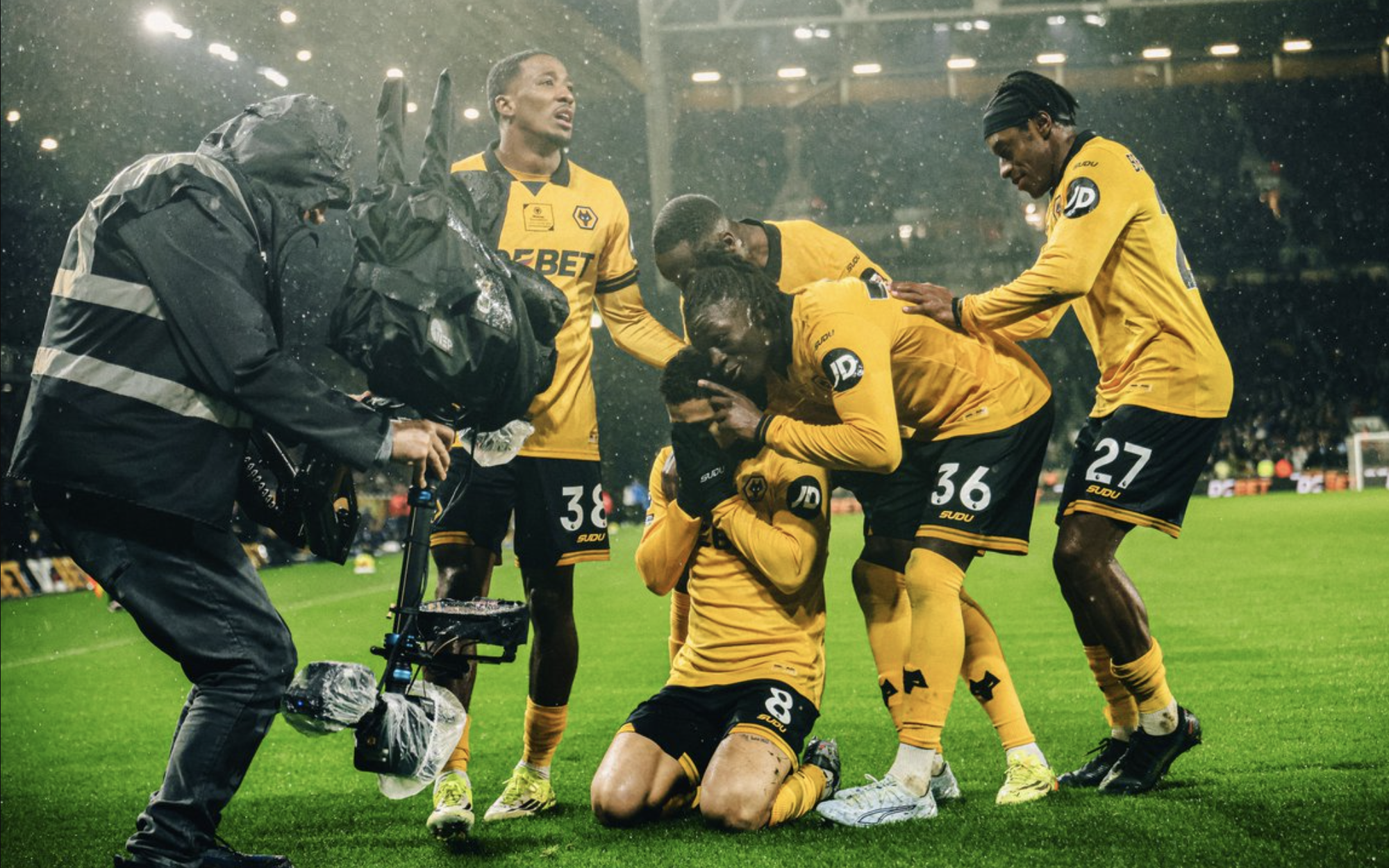 "Hoảng loạn" khiến thủ qu&acirc;n Aston Villa &ldquo;đối đầu&rdquo; CĐV nh&agrave; - Ảnh 3.