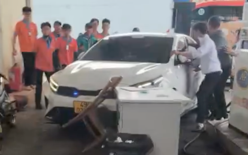 Khởi tố tội giết người đối với nam thanh ni&ecirc;n "đại n&aacute;o" Bến xe li&ecirc;n tỉnh Đ&agrave; Lạt - Ảnh 2.