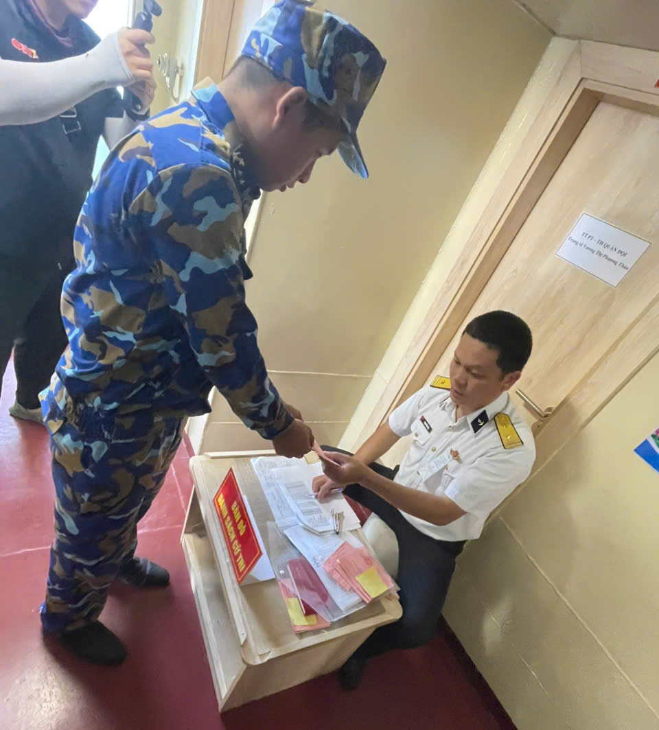 Những lá phiếu bầu cử đầu tiên giữa biển khơi năm 2026 - Ảnh 6. Những lá phiếu bầu cử đầu tiên giữa biển khơi năm 2026 - Ảnh 6.