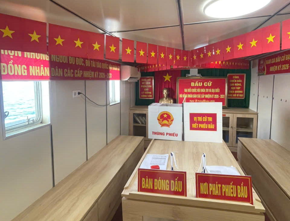 Những lá phiếu bầu cử đầu tiên giữa biển khơi năm 2026 - Ảnh 7. Những lá phiếu bầu cử đầu tiên giữa biển khơi năm 2026 - Ảnh 7.
