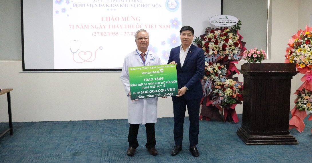 Vietcombank hỗ trợ 1 tỉ đồng thiết bị y tế tại Hóc Môn và Củ Chi