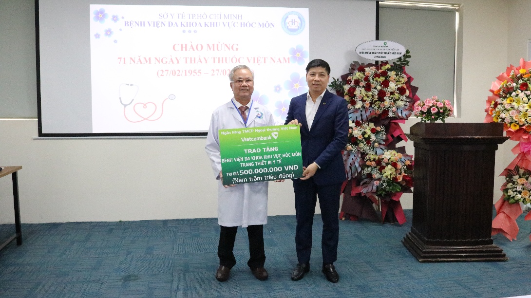 Vietcombank hỗ trợ 1 tỉ đồng thiết bị y tế tại Hóc Môn và Củ Chi - Ảnh 1.