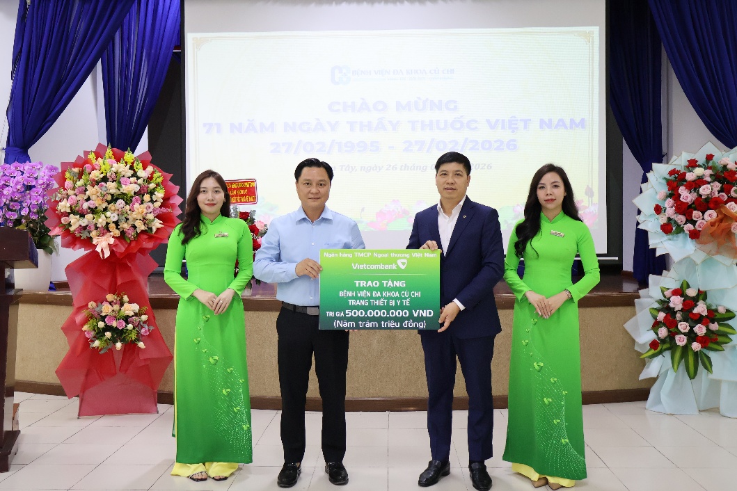 Vietcombank hỗ trợ 1 tỉ đồng thiết bị y tế tại Hóc Môn và Củ Chi - Ảnh 2.