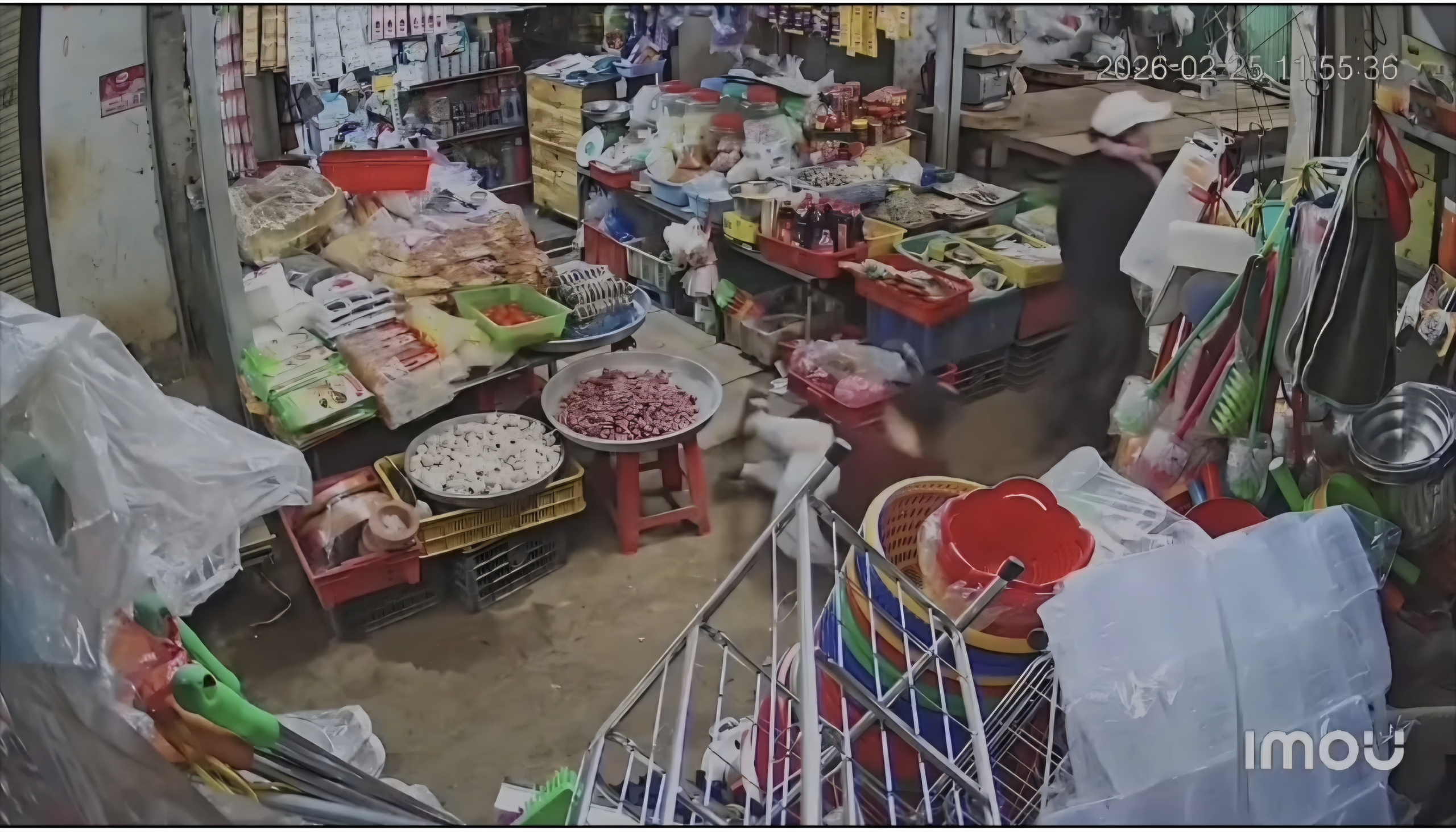 Cô gái ngất xỉu giữa chợ sau khi tiếp xúc với 2 phụ nữ lạ mặt - Ảnh 1.