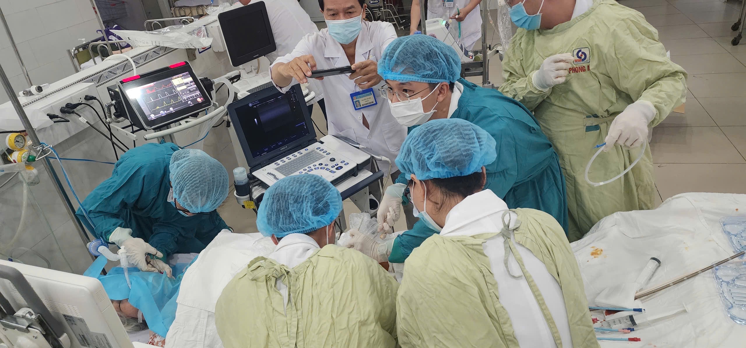 Bác sĩ thiết lập ECMO trong 20 phút, cứu sống nhiều ca ngừng tim nguy kịch - Ảnh 2.