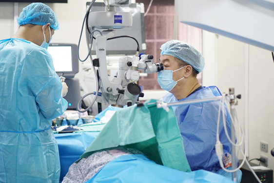 Đưa ph&ograve;ng mổ l&ecirc;n non cao - Ảnh 1.