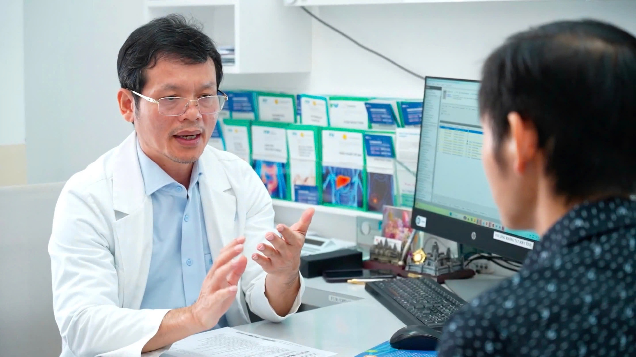 Bệnh nhân Campuchia mắc căn bệnh siêu hiếm trên thế giới được bác sĩ Việt Nam cứu chữa - Ảnh 2.