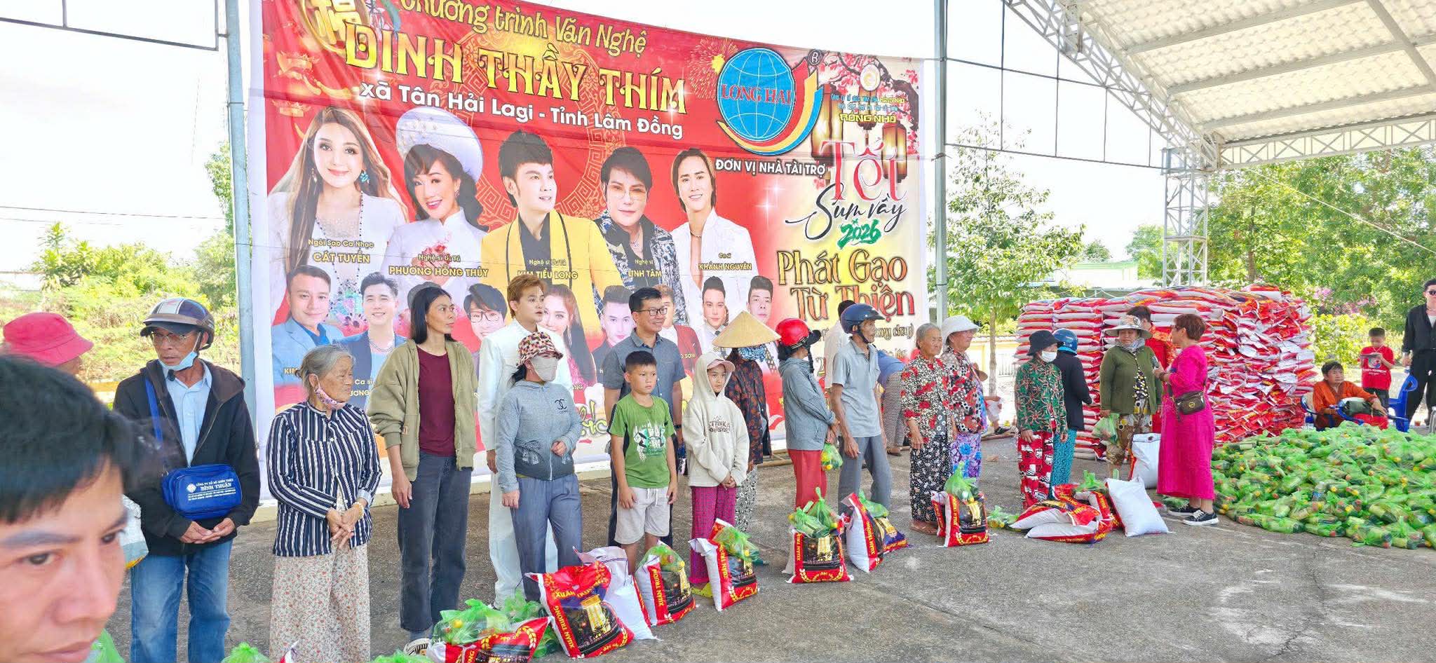 NSƯT Kim Tiểu Long trao tặng 10 tấn gạo và quà cho bà con nông dân nghèo tại Lâm Đồng - Ảnh 5.