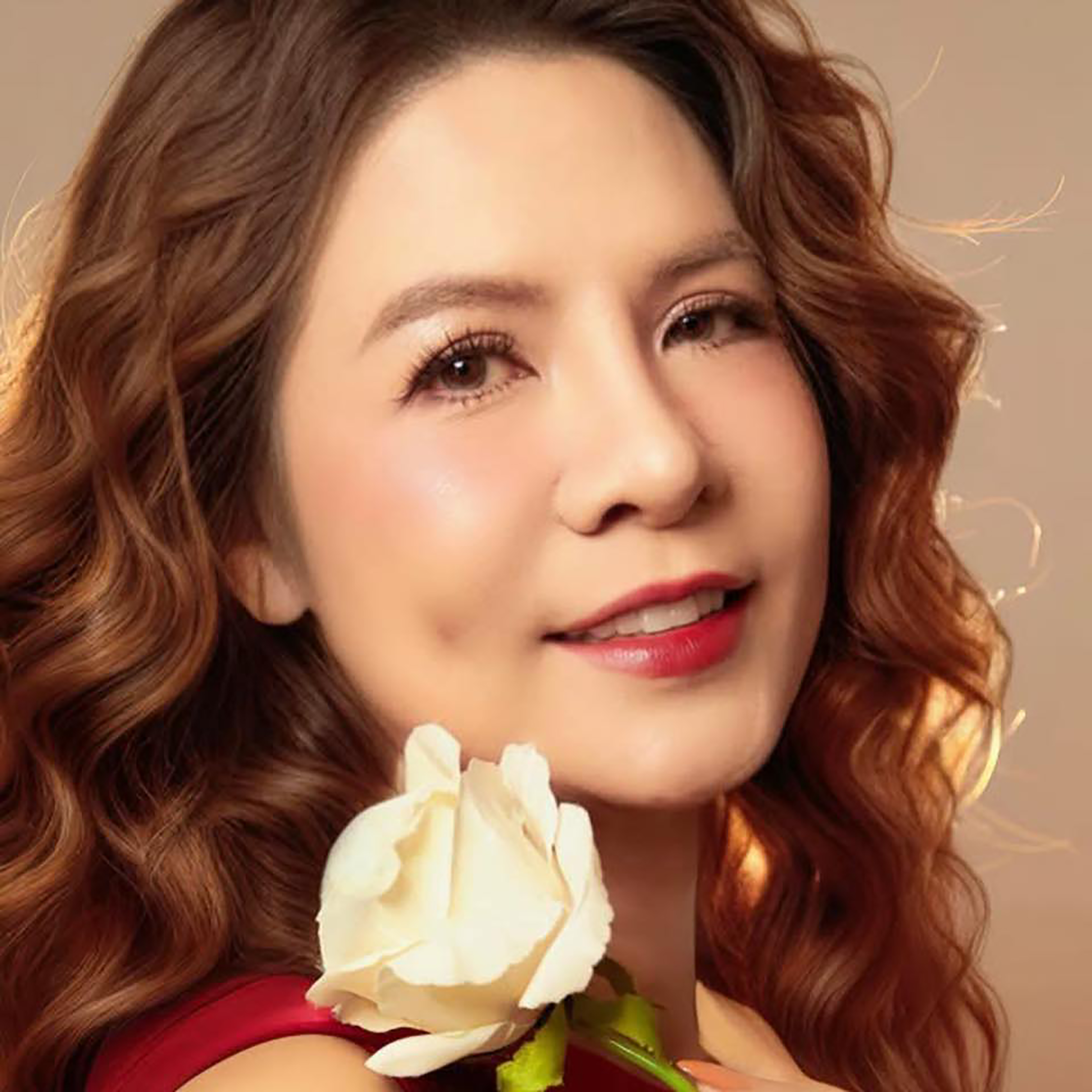 Đạo diễn Bé Bảy - Hồng Ngọc: Khi "Đảo hoa hậu" thắp lại niềm tin cho sân khấu - Ảnh 2.