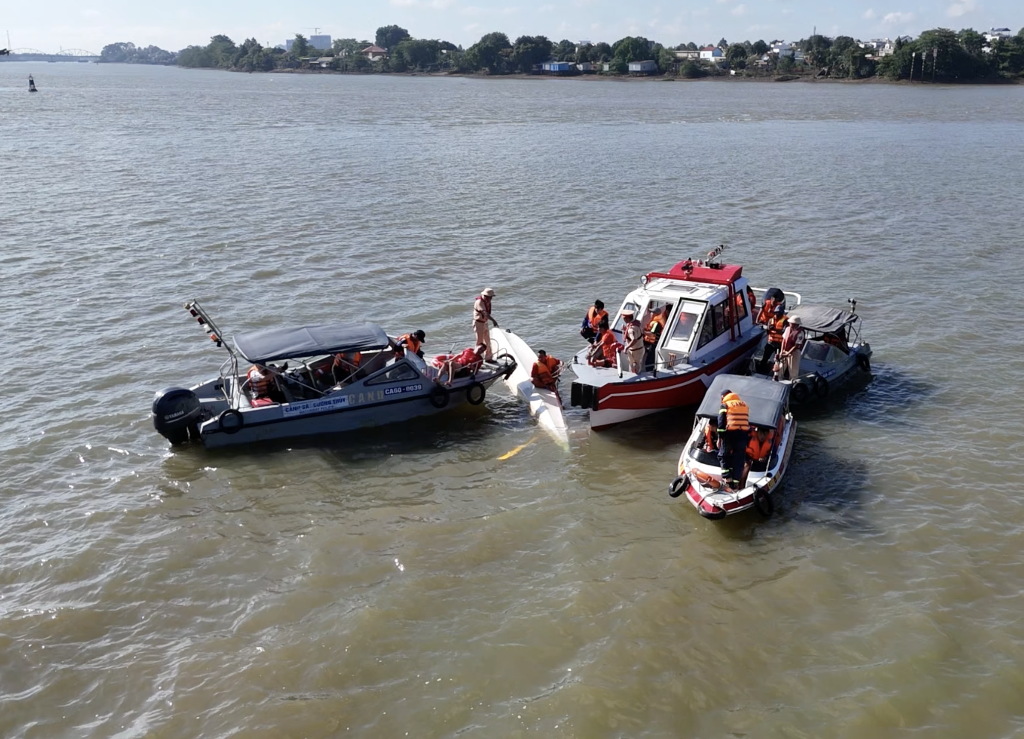 Racing boat capsizes, 12 athletes fall into Dong Nai River.