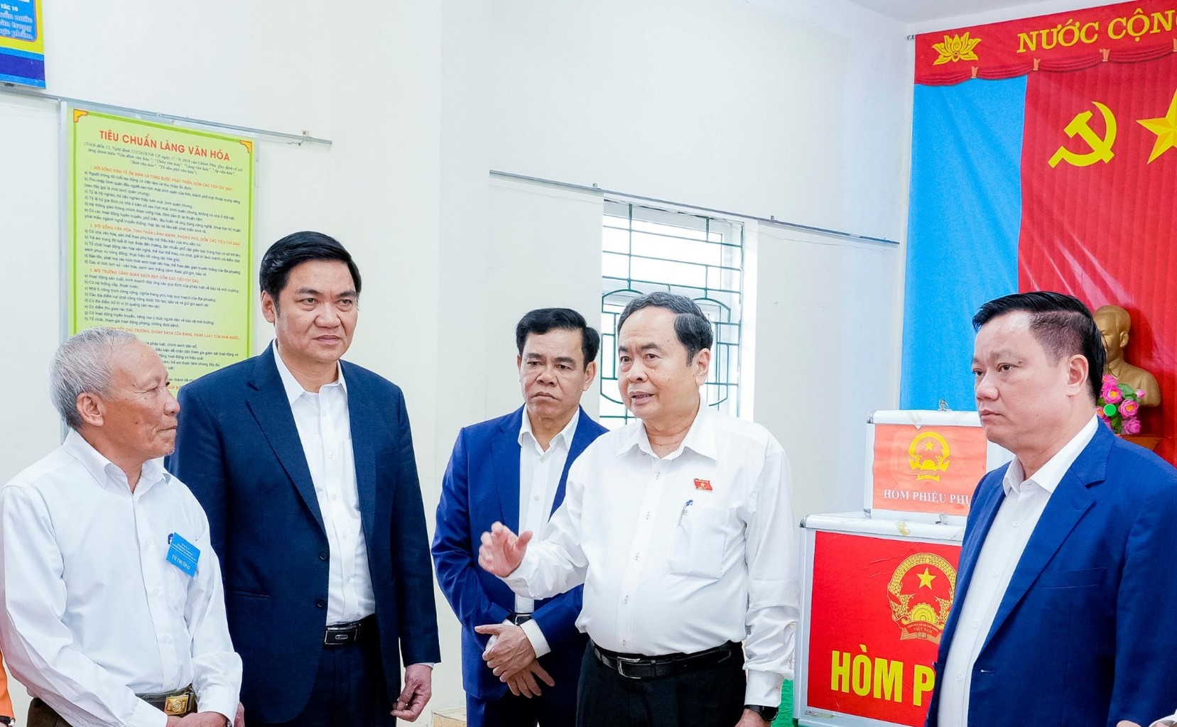 Chủ tịch Quốc hội kiểm tra công tác chuẩn bị bầu cử tại Nghệ An - Ảnh 1.