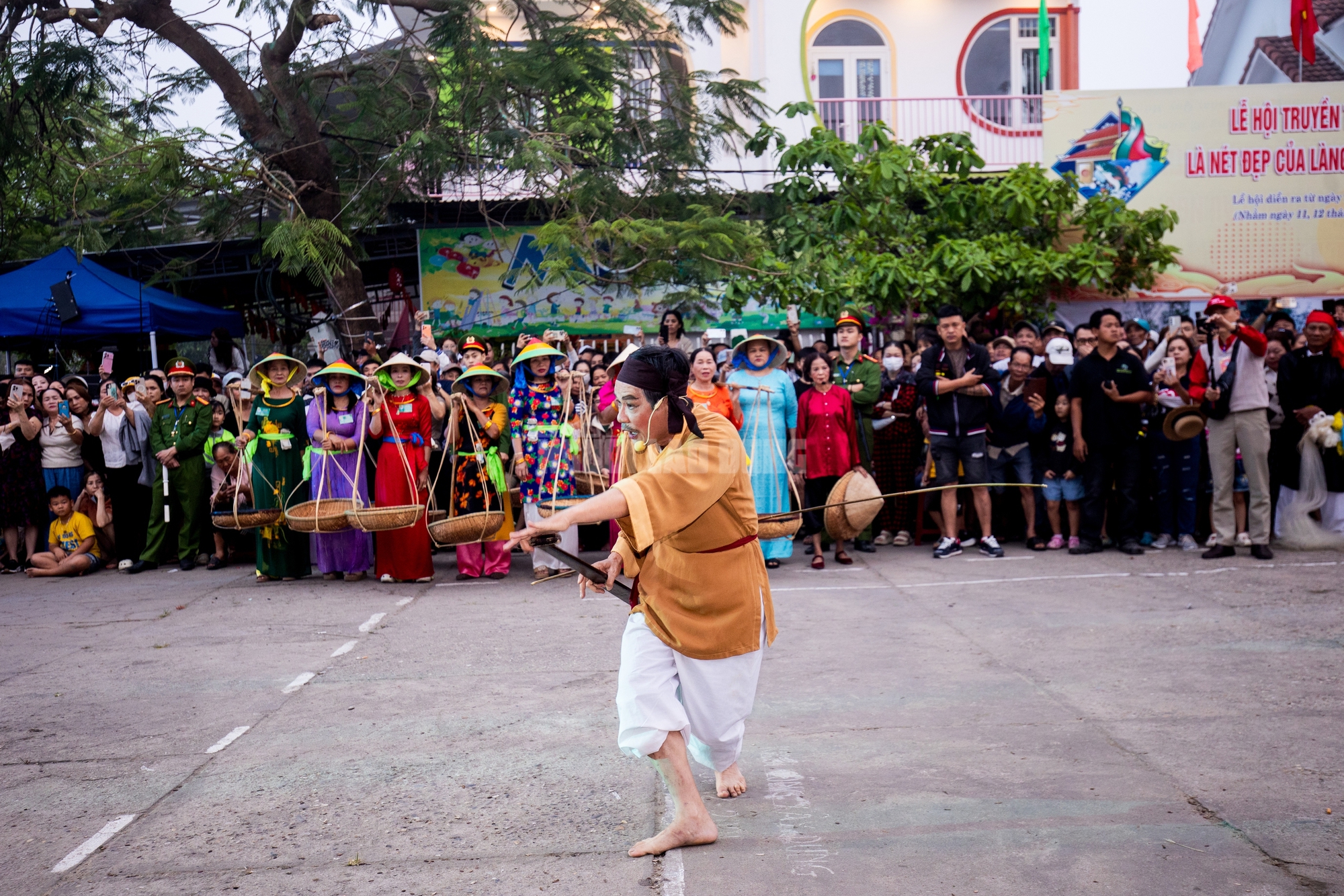 4 giờ s&aacute;ng, cả l&agrave;ng &iacute; ới gọi nhau đi xem l&agrave;m tr&ograve; - Ảnh 7.