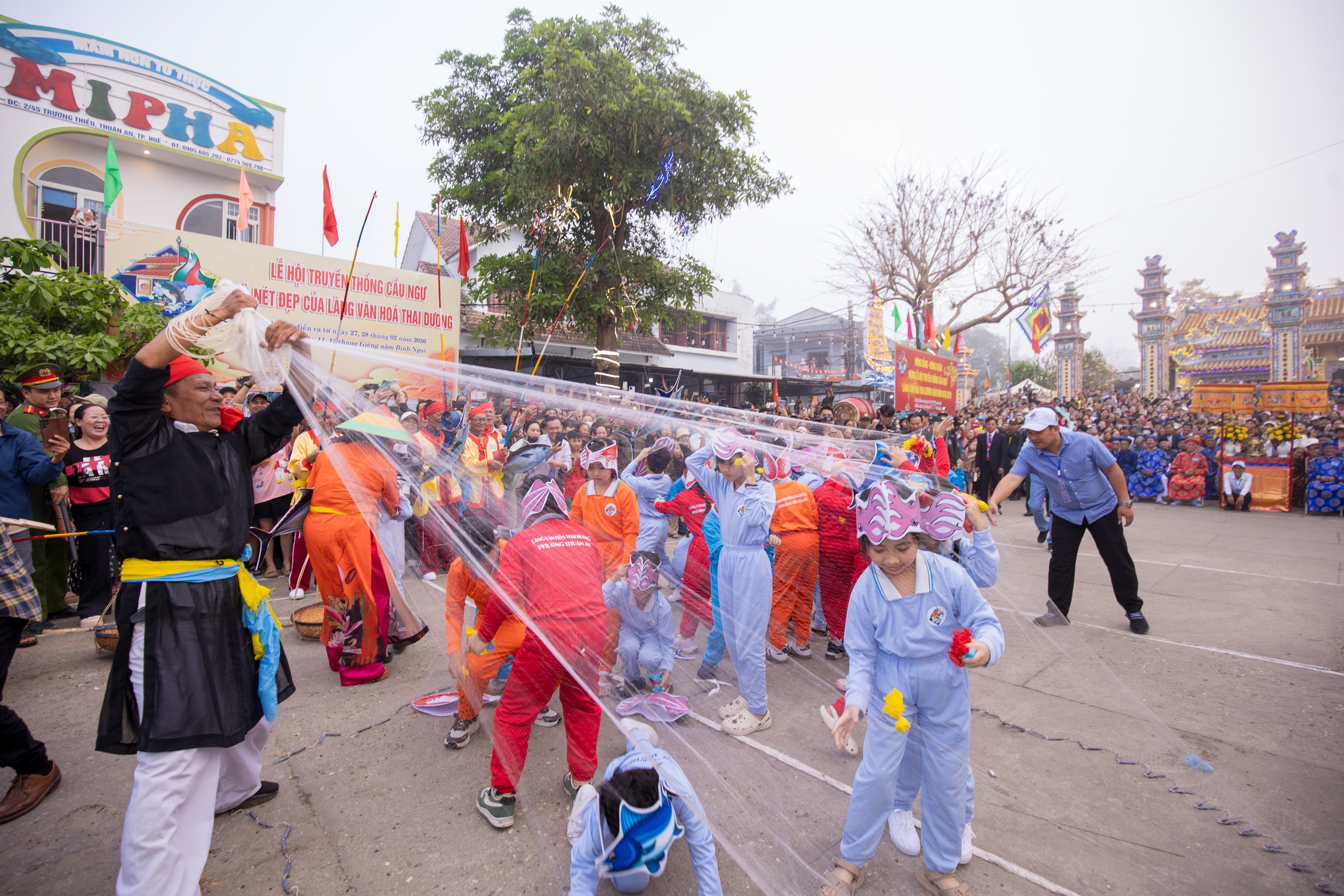 4 giờ s&aacute;ng, cả l&agrave;ng &iacute; ới gọi nhau đi xem l&agrave;m tr&ograve; - Ảnh 9.