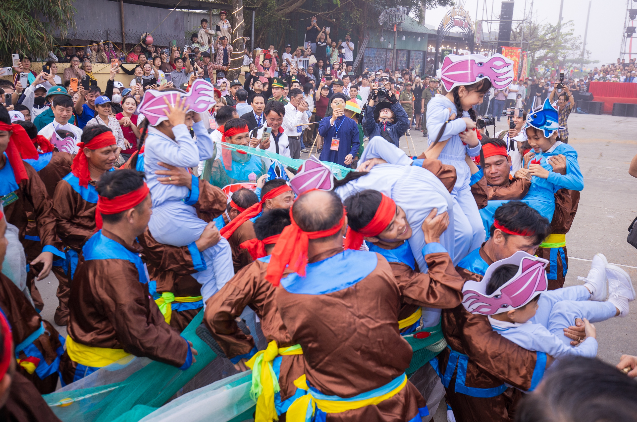 4 giờ s&aacute;ng, cả l&agrave;ng &iacute; ới gọi nhau đi xem l&agrave;m tr&ograve; - Ảnh 10.