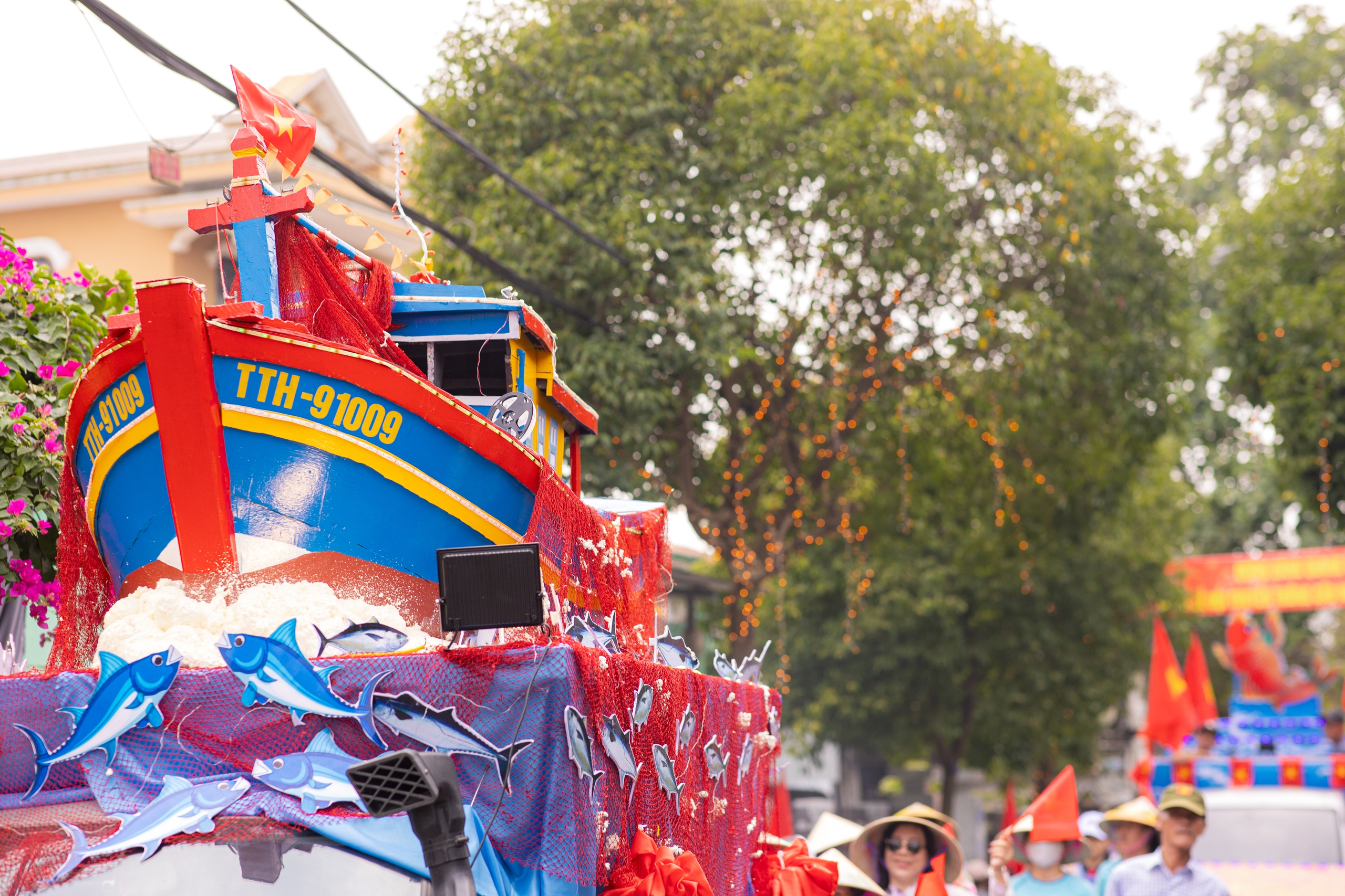 4 giờ s&aacute;ng, cả l&agrave;ng &iacute; ới gọi nhau đi xem l&agrave;m tr&ograve; - Ảnh 12.