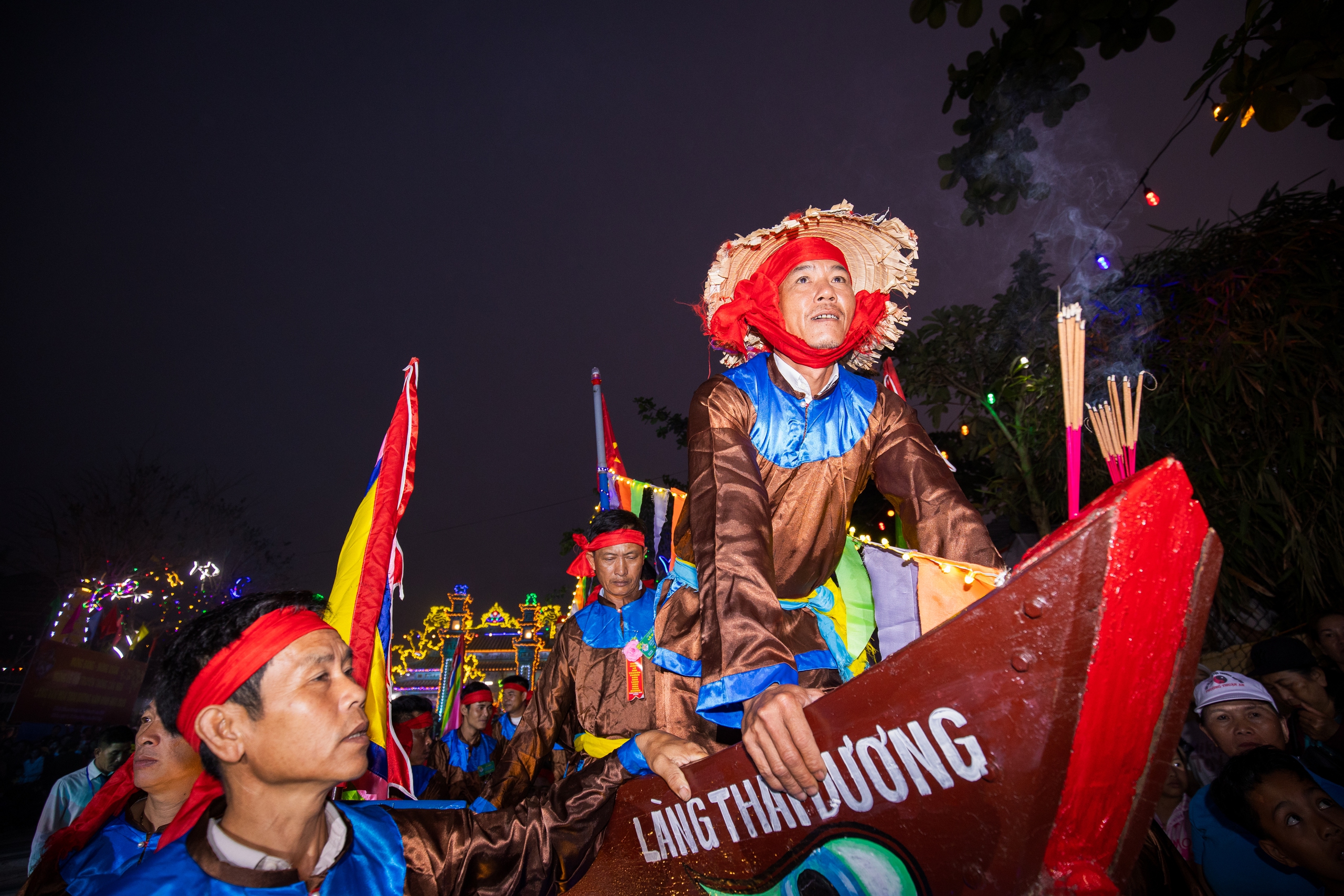 4 giờ s&aacute;ng, cả l&agrave;ng &iacute; ới gọi nhau đi xem l&agrave;m tr&ograve; - Ảnh 5.