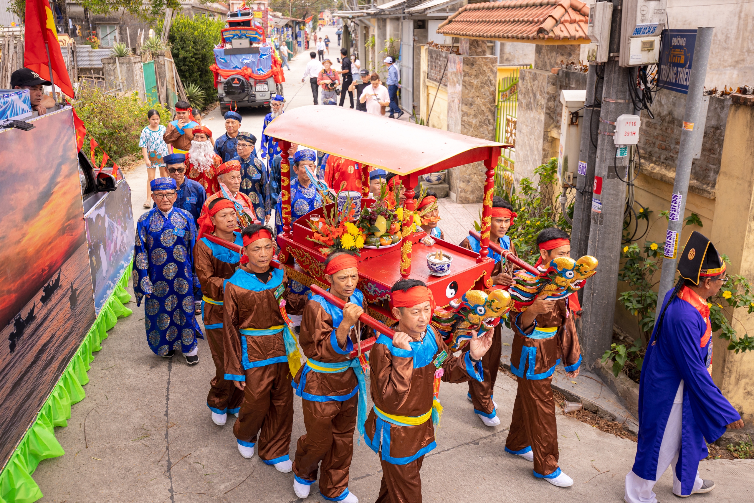 4 giờ s&aacute;ng, cả l&agrave;ng &iacute; ới gọi nhau đi xem l&agrave;m tr&ograve; - Ảnh 13.