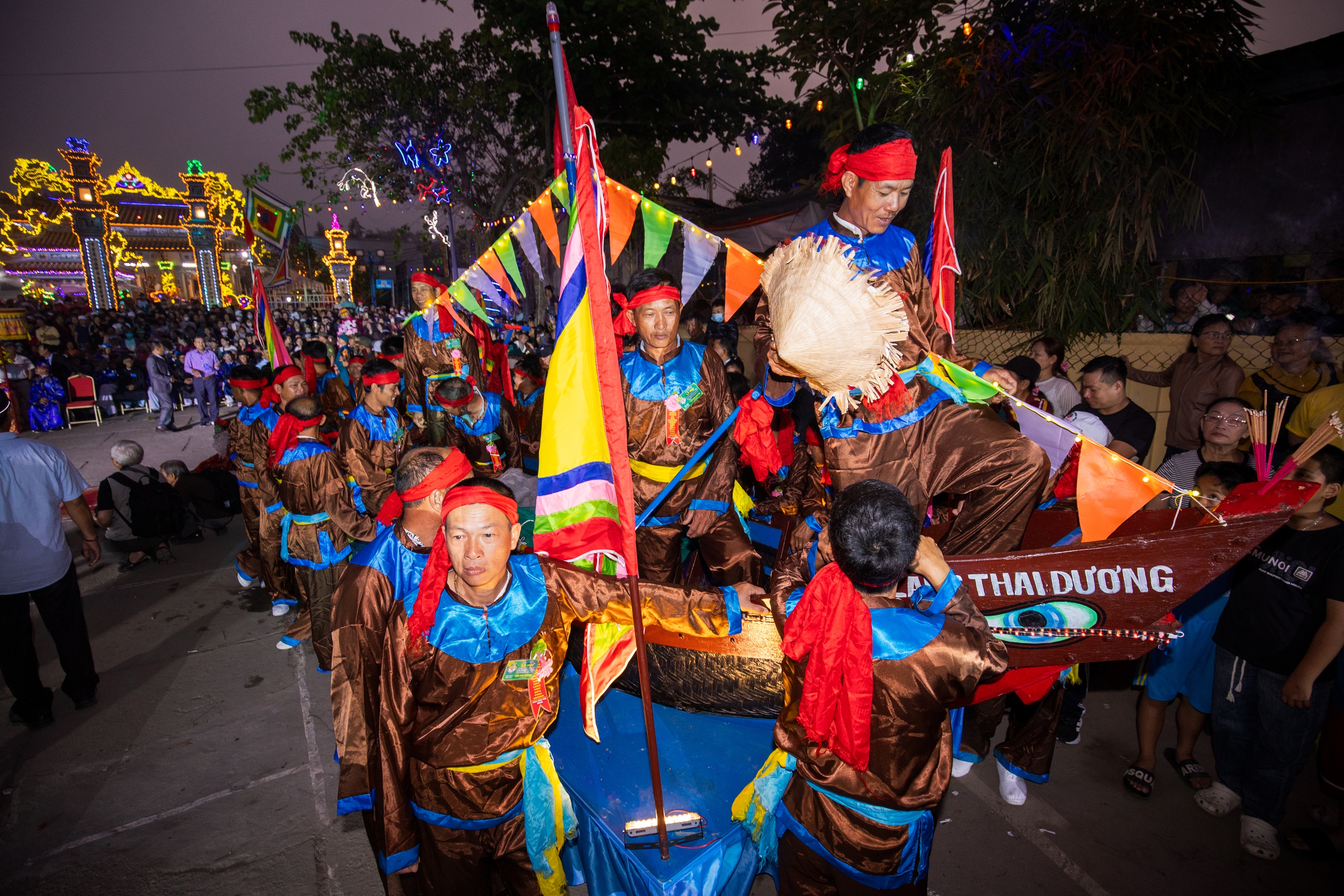 4 giờ s&aacute;ng, cả l&agrave;ng &iacute; ới gọi nhau đi xem l&agrave;m tr&ograve; - Ảnh 4.