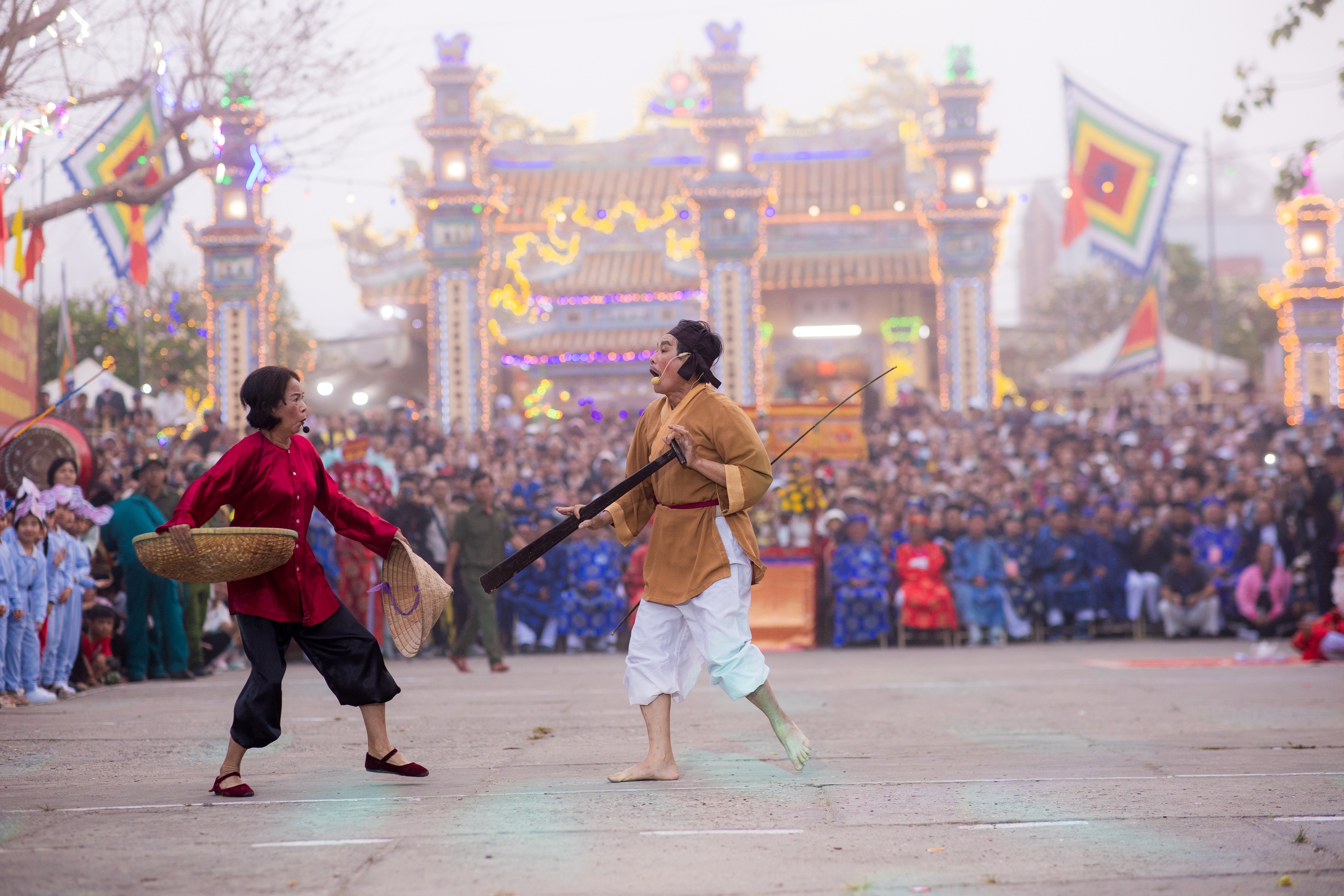 4 giờ s&aacute;ng, cả l&agrave;ng &iacute; ới gọi nhau đi xem l&agrave;m tr&ograve; - Ảnh 6.